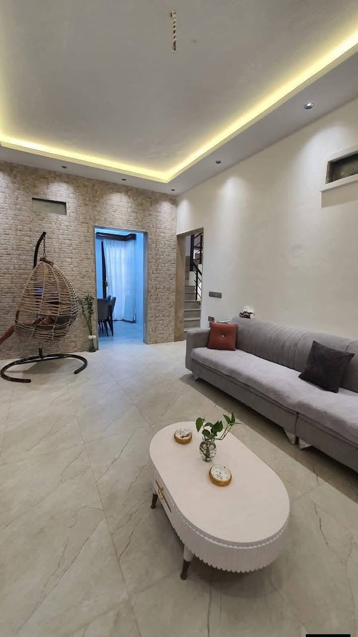 🏡 دار للبيع – فرصة مميزة
دار للبيع في بداية مزارع زبونه، مقابل حي الفلاح الثانية
📍 المدخل المقابل لمحطة تعبئة المنهل.
🔹 مساحة الدار: 176 متر
🔹 الوضع: ركن، طابق ونصف، بناء حديث
🔹 واجهة الدار: 12 متر
🔹 الاتجاه: شروق تام + شمال
🔹 الخدمات: ماء، كهرباء، تبليط كامل
📄 السند:
سند بستان زراعي نموذج (25)
معاملة البلدية مسلّمة ويوجد كرت بلدية.
🧱 تفاصيل البناء:
الطابق الأول:
كراج 🚗
استقبال
هول داخلي
غرف نوم عدد (2)
مطبخ
صحيات
مناور إنارة
الطابق الثاني:
هول موزّع
غرف نوم عدد (2)
سطح ناصي وعالي
 للاستفسار الاتصال على:📞
📞***********
📞***********
📍 أو زيارة موقع المكتب الكائن في:
حي السماح - سايدين الاركان مجاور جامع طه
