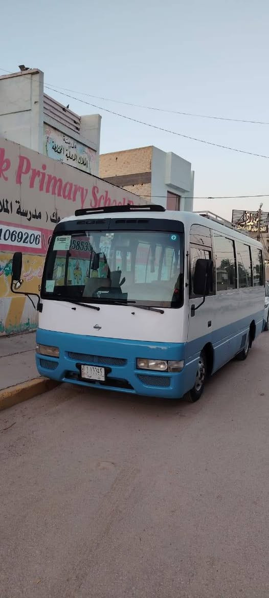 السلام عليكم 
كوستر نيسان ٢٠٠٢
السياره بلادية بيها صبغ بس حجل فقط 
كلشي بلادي بيها حتى تبريد شغال يحتاج بس غاز 
السعر ١٣٥ وبيها مجال 
***********
*********** مكان بابل
