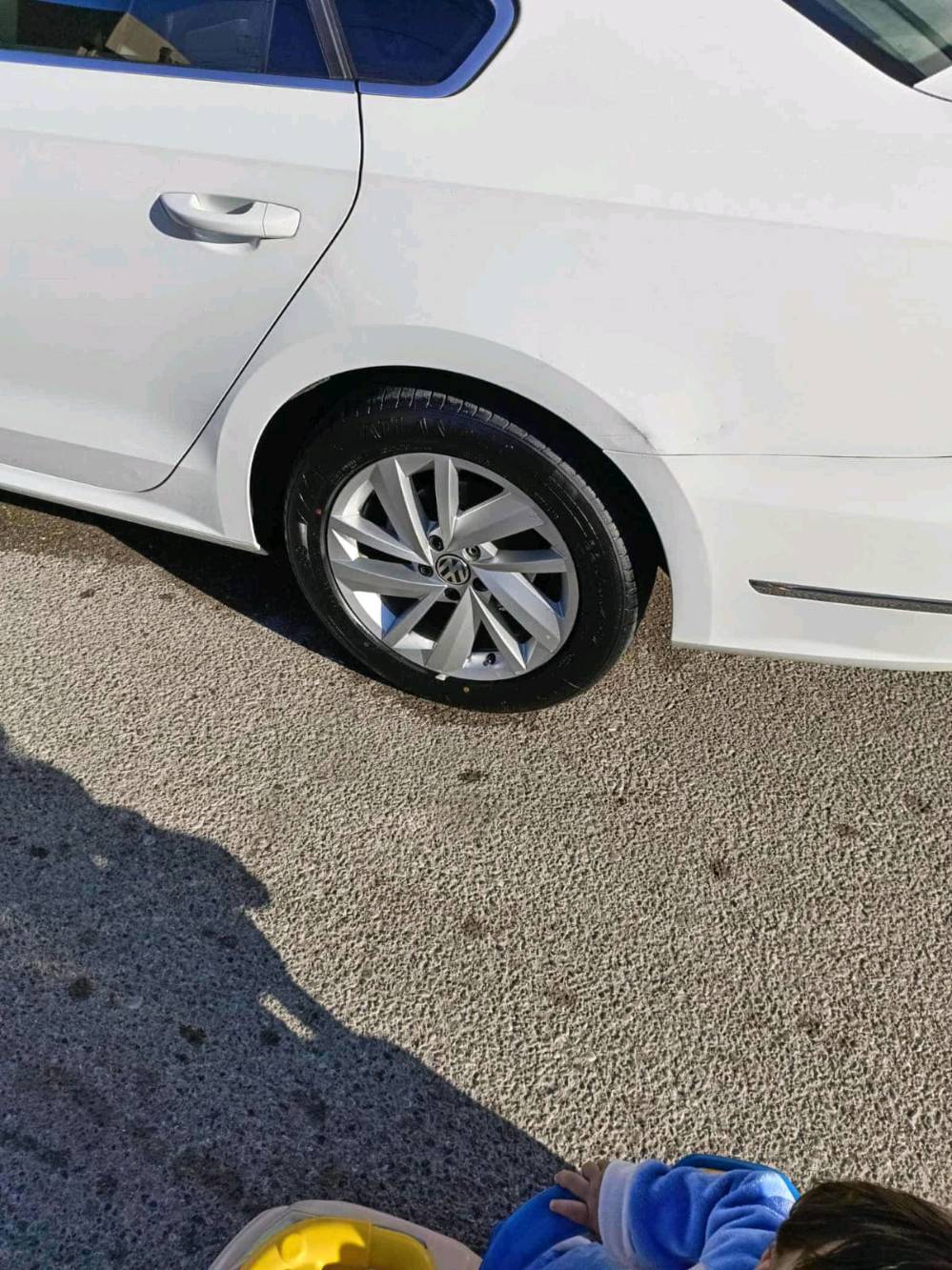 باسات فول مواصفات موديل 18 ورقم دولي وباسمي كشن جلد سقف سلايد حساسات بصمة شاشة كبيرة انترنت يفتح قنوات مشفرة وكشنات الامامي هيتر وكشن السائق كهرباء ومرايات هيتر يقلب ويا البك وبي كوبون بنزين والجامات والسلايد ينقفل من برة السيارة مجرد تلمس اليدة اذا كنت ناسي تقفلها.
بيع او مراوس بسيارة عالية عائلية .
مكان السيارة كركوك. لمزيد من المعلومات الاتصال 
***********