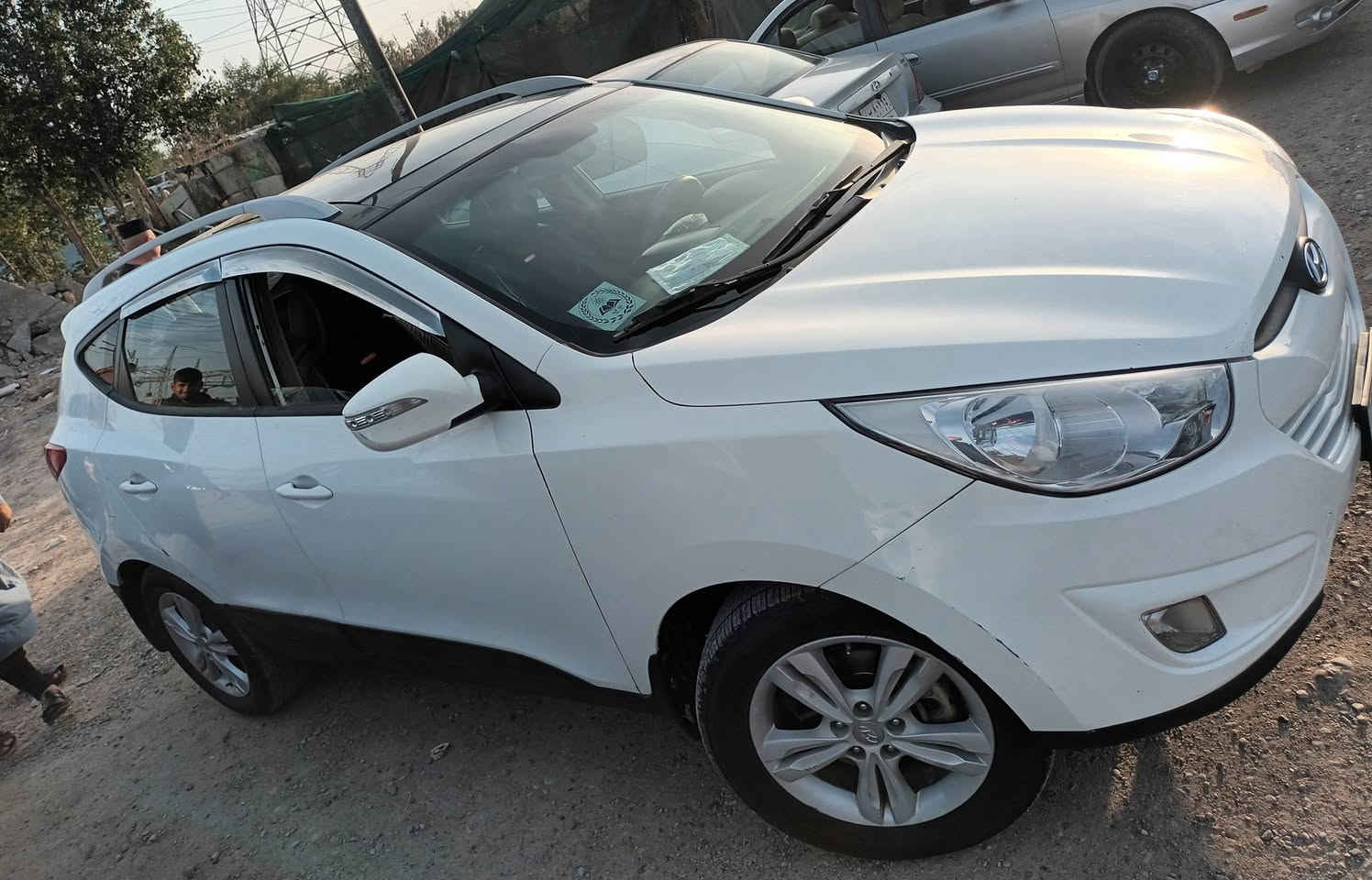 توسان 2013 رقم بغداد
رقم انكليزي وهزة وسنوية كلها جديدة 
كير ومحرك كفالة بدون فتح حتى قبق ولفات ما مفتوح ولا تنقيص ولا تبخير
حجم المحرك 2400
بانوراما سويج شخاطة
صدر جاهز بحالة جيدة جدا 
تدفئة وتبريد ممتازة
سيارة باسمنا وتحويل ثاني يوم
السيارة ماشية 219 ألف تقريبا وما ناقصها شي 

ضرر السيارة البابين خلف السايق وخلف الصدر مو كلها مرشوشات بدون دواخل وشوي بارد والسونار مرفق بالصور
السعر المطلوب  137 ورقة
للاتصال ***********
مكان السيارة بعقوبة قرب تقاطع القدس
