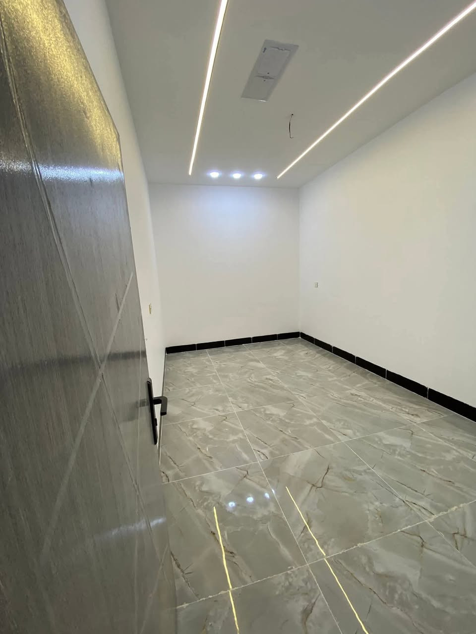 #دار  للبيع عدد 2 

"""""""""""""""""""""""""""
#حالة الدار  بناء  حديث  زيرو فول مواصفات 

سقوف مغربيه نظام دكتات نظام مراقبه واجهه فلين 
"""""""""""""""""""""""""""""
موقع مميز جدا  
#مساحه 135  متر مربع  
سعر مناسب 
#موقع  الدار  ( كركوك حي الاسرى المفقودين خلف مدرسة مروان الجبوري ) 
موقع مميز جدا جدا
"""""""""""""""""""""""""""""
الدار يتكون من طابقين 
محتويات الطابق الارضي كراج سياره  +مطبخ حار+بارد+استقبال+صحيات+هول كبير غرفتين نوم 
الطابق الثاني غرفتين نوم هول صحيات 

_____________________________________

"""""""""""""""""""""""""""""
نستقبل كافة عروضاتكم التجارية والسكنية كركوك  
اذا كنت ترغب في بيع  عقارك 
تواصل معنا
***********
***********
-------------------------------  
#العنوان كركوك سايدين المحكمه الجديده عماره البحرين مجاور اسماك الاغا البغدادي مكتب جنه عدن
