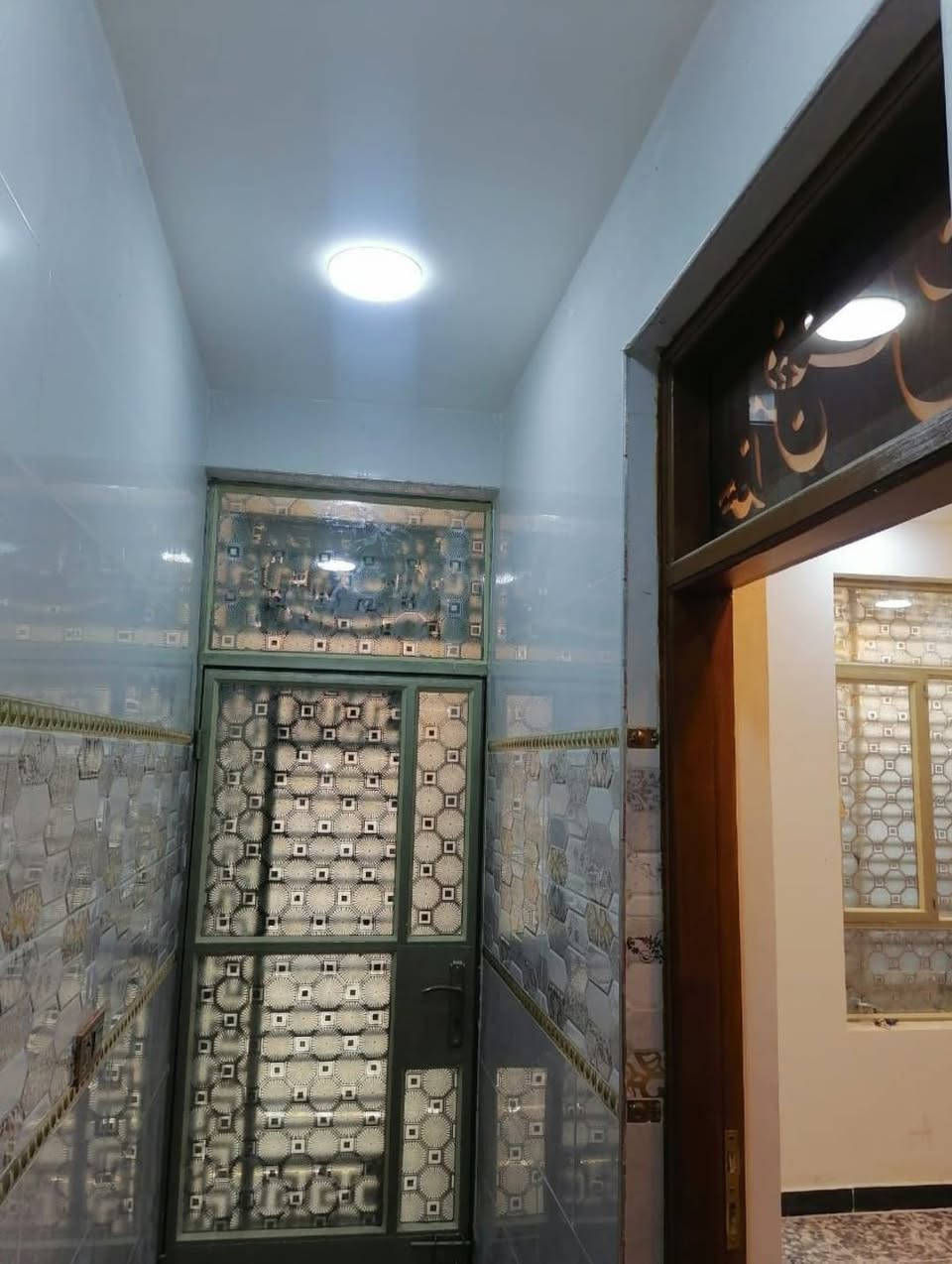 السلام عليكم بيت بالسريدات الجديدة مساحه ٥٠ متر ٣ طوابق ٣ غرف نوم و٢ حمام فوك وجوا للايجار المربع الاول الشارع   المقابل أسواق الشورجة للإستفسار *********** بي واتساب

