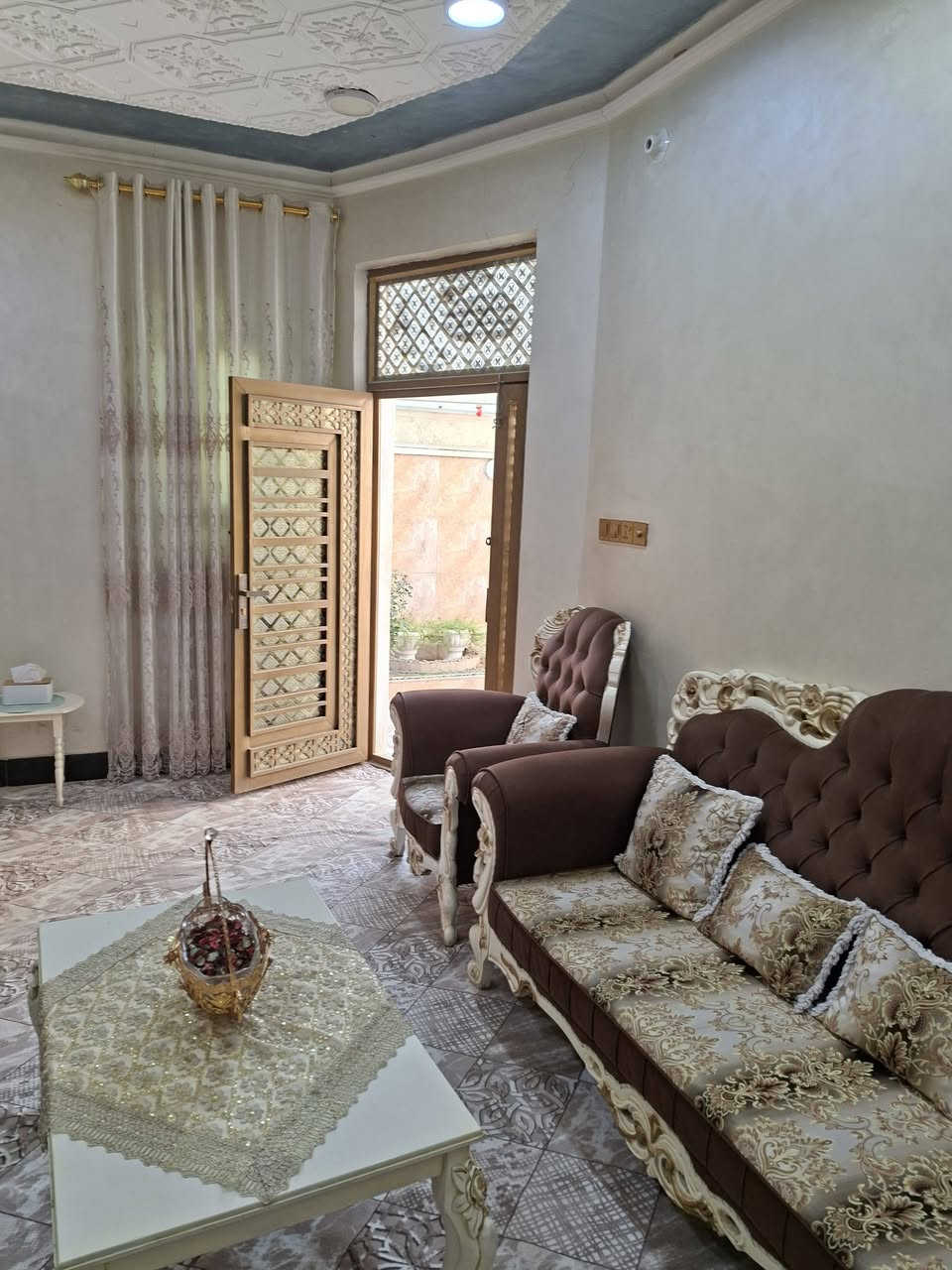 دار للبيع المساحه 200متر طابق واحد في حي اور الثانيه قرب مكتبه سلوان عله شارع 15متر  يتكون من غرفتين وستقبال وصاله ومطبخ ومجموعه صحيات وكراج سياره  للستفسار 
***********
