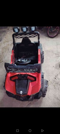 سيارة أطفال • ناقصها باتري