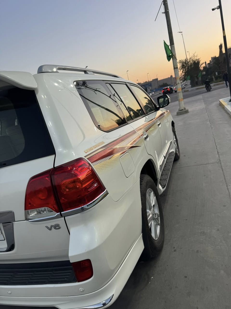 السلام عليكم
لاندكروز موديل 2012 محرك ٦ سلندر مكفولة من الصبغ والتبديل والبارد والمحرك شرط كلة بلادي 

مكانها بغداد الحبيبية 
السعر 330 وبيها مجال حك الجية ***********
