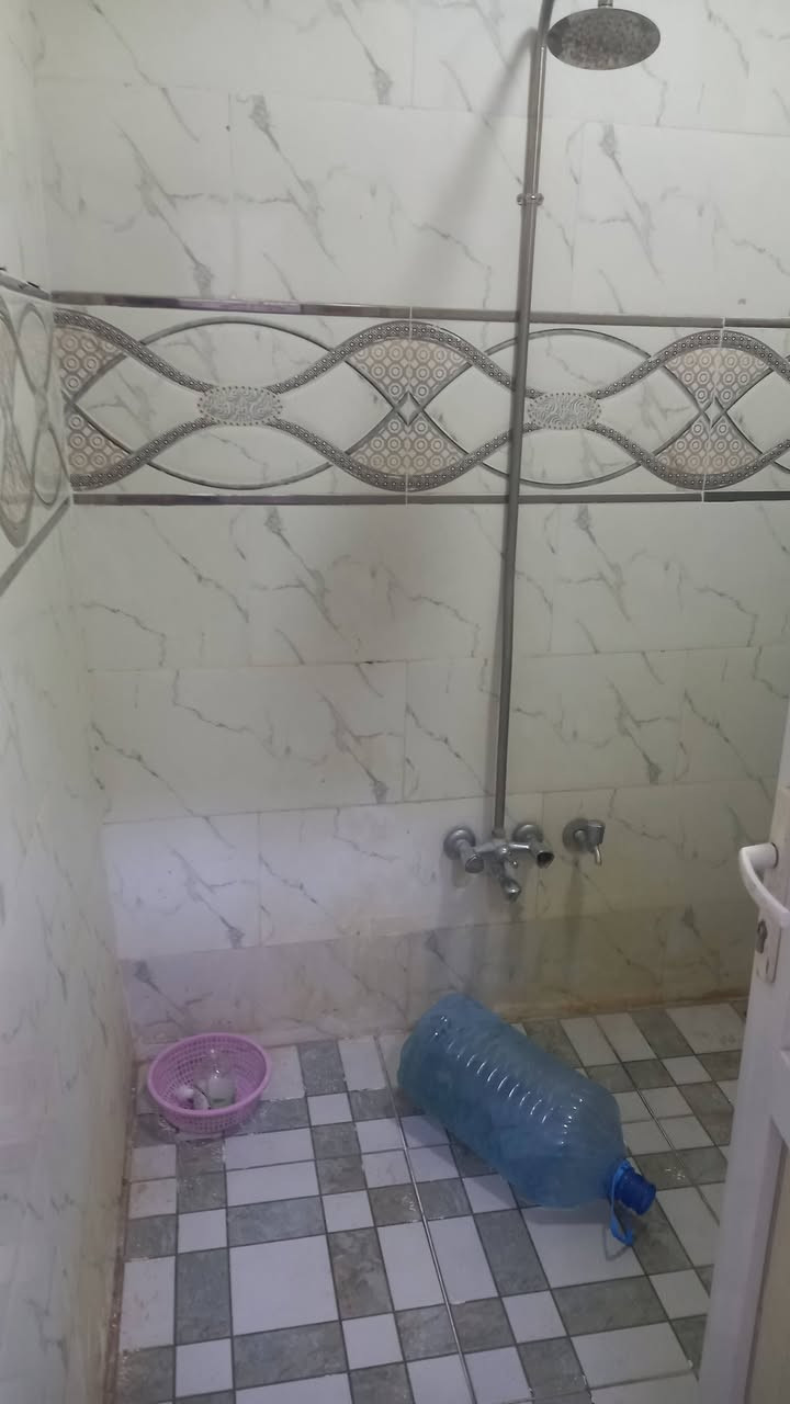 دار ليجار حي السكر مساحة ١٥٠م غرفه نوم استقبال هول كراج خلف جامع ساجدين محدث لتواصل ***********او ***********ابو عبدمالك لعقار
