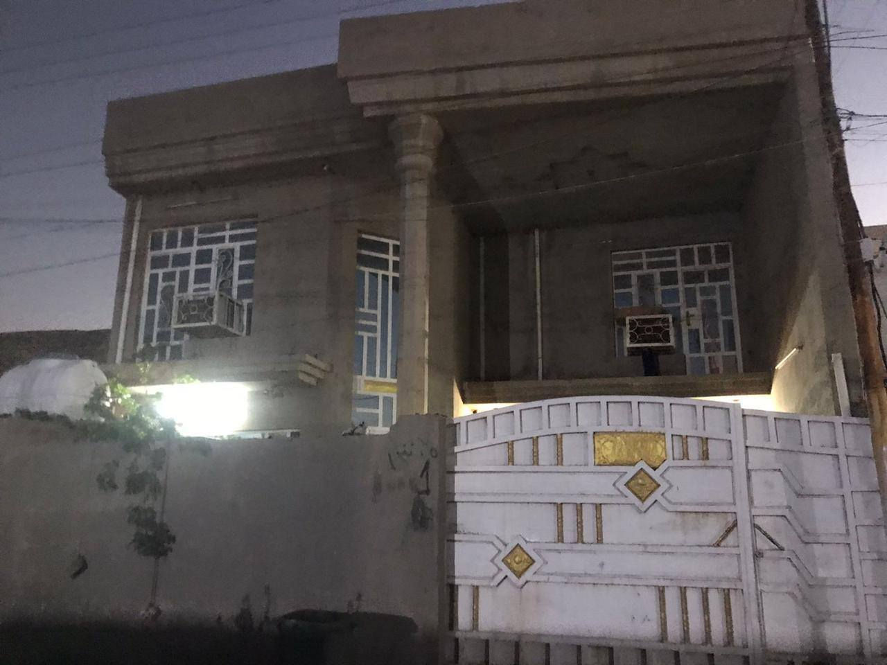 #عرض_للـبـيـع
دار سكن للبيع مساحته (200 م) واجه (10 م * 20 م) طابقين بناء حديث سنة 2014 
الطابق الارضي بناء طابوق 🧱 يحتوي على أستقبال ومطبخ وهول كبير وعلى غرفتين نوم وصحيات داخليه وخارجيه وكراج سياره وارضيه البيت مطبك كاشي
الطابق الثاني يحتوي على ثلاث غرف نوم وصحيات والارضيه سيراميك 
السعر : 185 مليون وبيه مجال
العنوان : بغداد-أبو غريب-النصروالسلام-قرب دائره الكهرباء 
للأستفسار أكثر يرجى الاتصال على الارقام التاليه :
***********
***********
