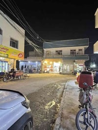 بنايه البيع مساحه 150 متر. تحتوي على ثلاث شقق وأربع محلات وردها مليوني...