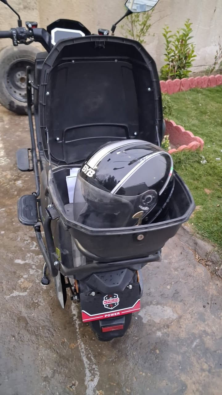 سلام عليكم دراجة سكنس شحن للبيع او المراوس بدراجه بانزين استخدام الدراجة ٣أشهر فقط دراجه خير من الله نضيفه كلشش سعر ٨٧٥وبيه مجال مكاني بغداد ***********
