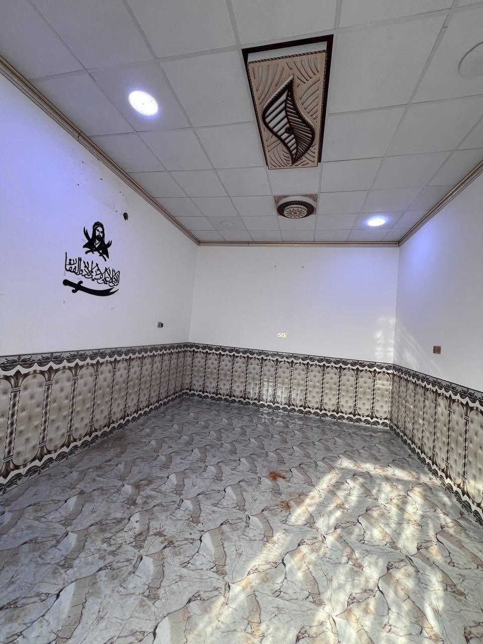 هذا البيت يمتاز بمساحة 600م
مساحة البناء :: 300م
وقف سني مسجل اصولي #سنوياً 100الف
إبي الخصيب - باب طويل - شارع سيد عوده
#السعر :: 80مليون قابل للتفاوض.
واجهة البيت شارع تبليط 10م والخلف نهر واسع ونضيف
#يحتوي :: كراج واسع مع حديقة مع منور محيط البيت 
مدخل كلدور ومدخل مطبخ إضافة إلى صالة واسعة جداً
موزع الغرف معزول عن الصالة / مع غرفتين منام .
صحيات داخلية وخارجية / اساس وسقف كونكريت .
#للأستفسار :: ***********
