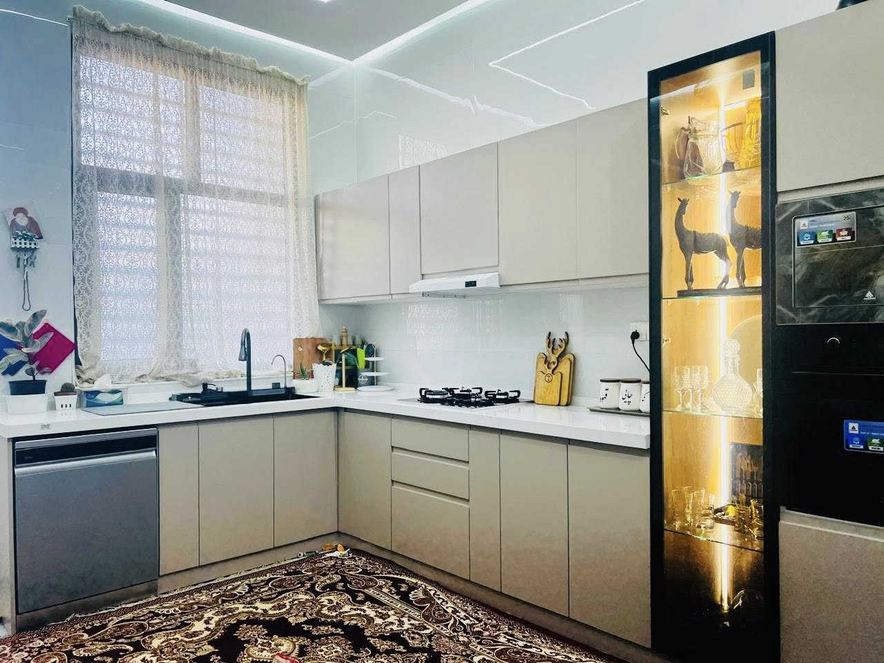 بيت للبيع مساحه 200 متر طابو صرف بناء حديث سنه 24  حي الفارس مقابل مدرسه مطلوب اسكان 53مليون.طابقين رقم موبايل ***********
