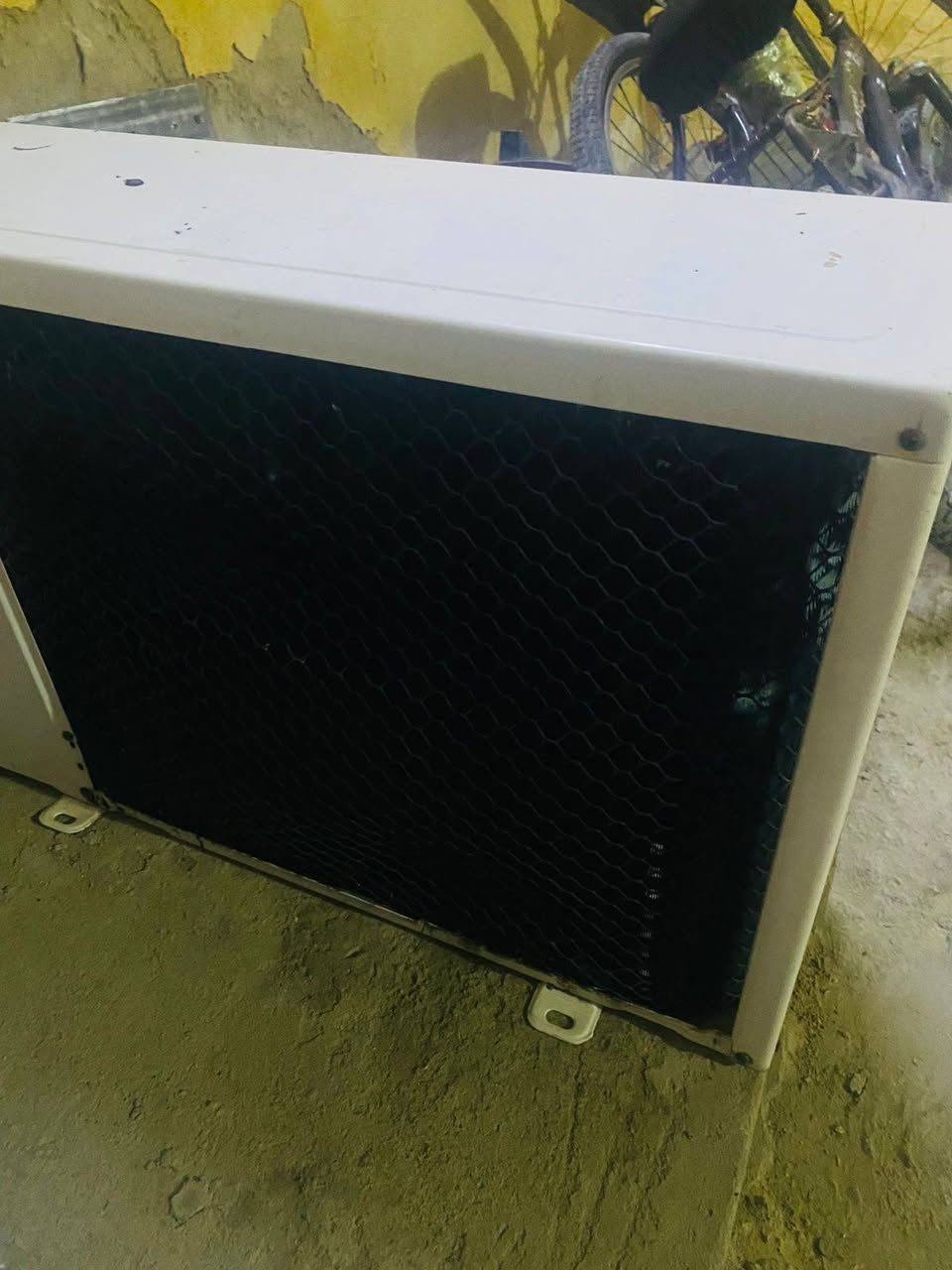 سبلت 1طن مستعمل نظيف نوع شونك للبيع سعر 250 وبيها مجال مكلف بالنشر .للاستفسار على الرقم
*********** بي وتساب
