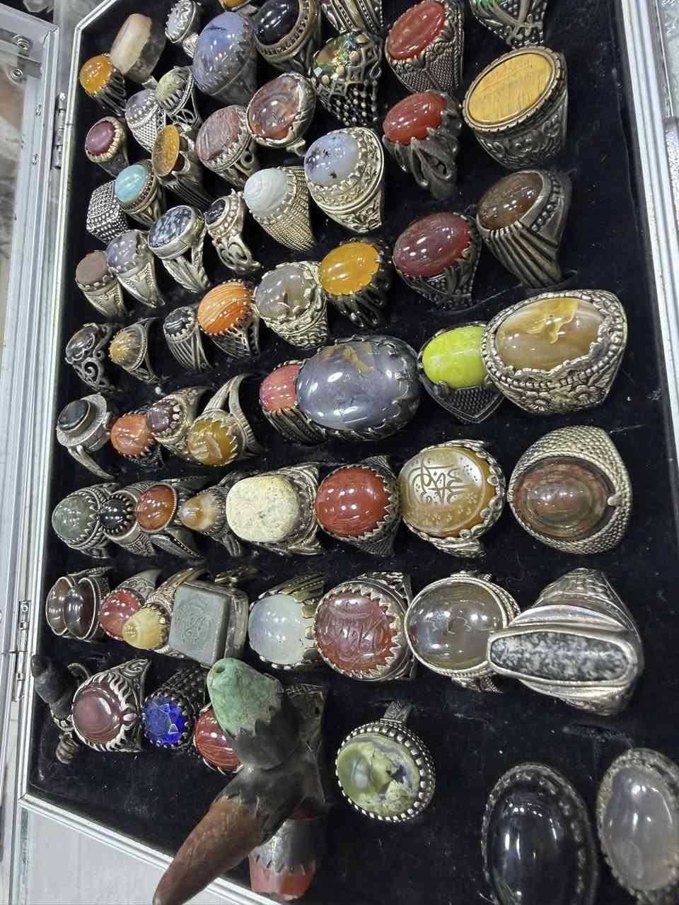 السلام عليكم محابس عدد 69 + مداليات عدد 3 المجموع الكلي 72 قطعه كلهن فضه 925 شرط سعر القطعه شلع 22الف قفل من الاخير ووياهن احجار هديه عنواني بغداد التراث شارع دكتور حافض ***********
