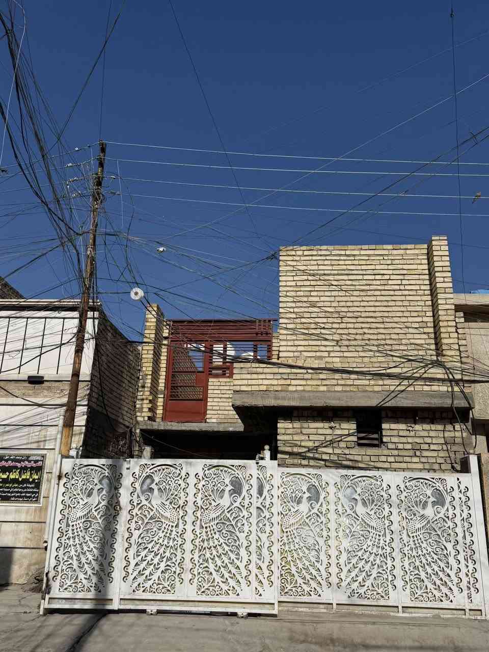 السلام عليكم للبيع مشتمل 96 متر طابق ارضي كامل موقع حي الجهاد الافين مقابيل مدارس مدخلين هاتف ***********
