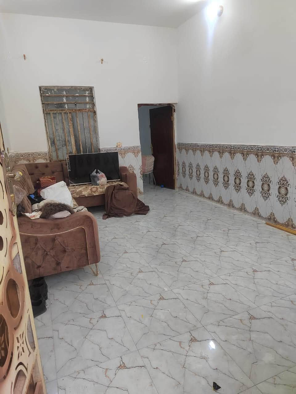 السلام عليكم 
البيت للاجار ب 300 وبي مجال 
بي صاله وغرفه ومطبخ وحمامات 
العنوان حي الثوره نهايه السوق قرب حسينية الناصري
***********
