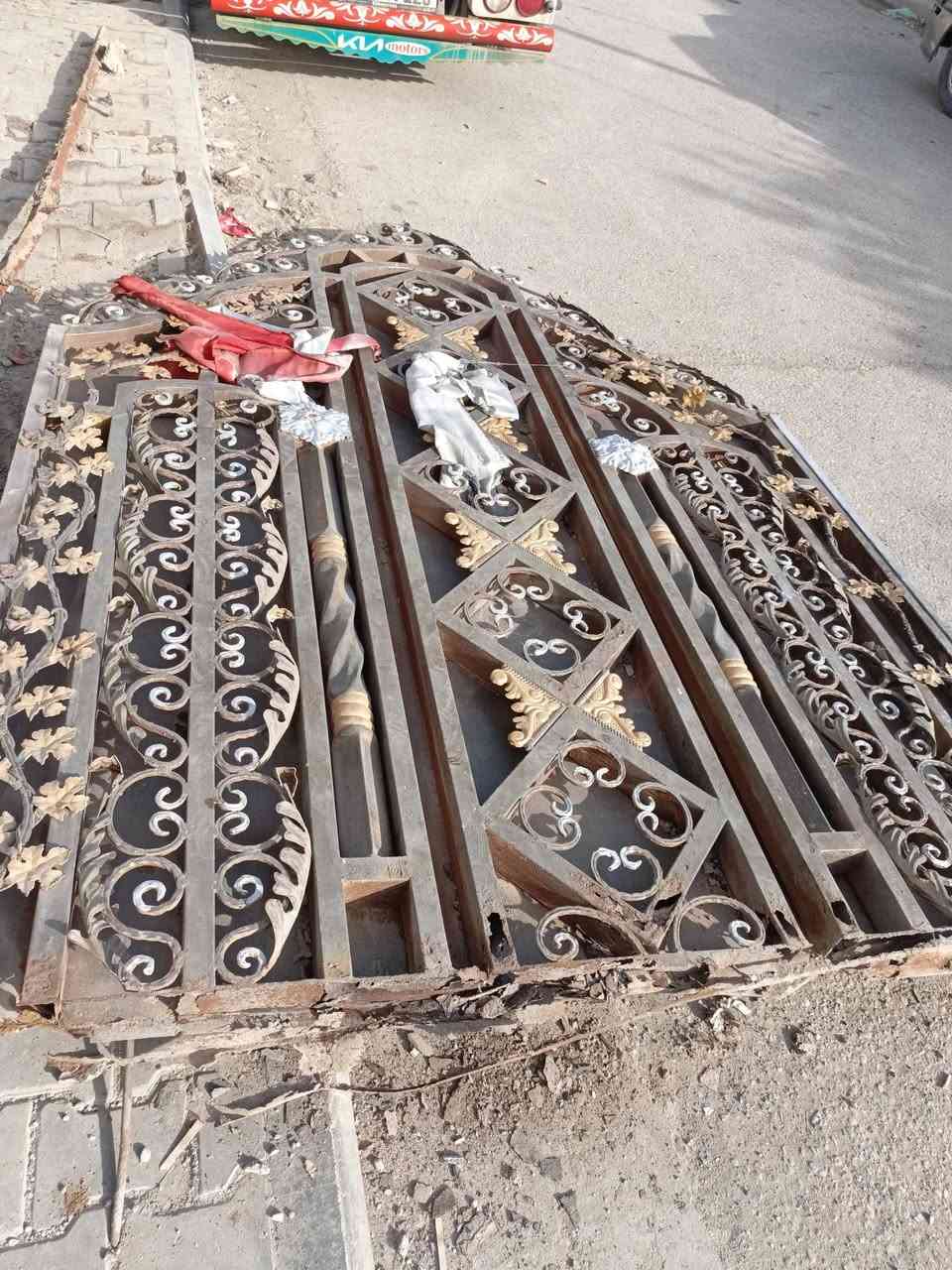 سلام عليكم كبنكات ثلاثه معه شبابيج وبيبان لبيع ***********
