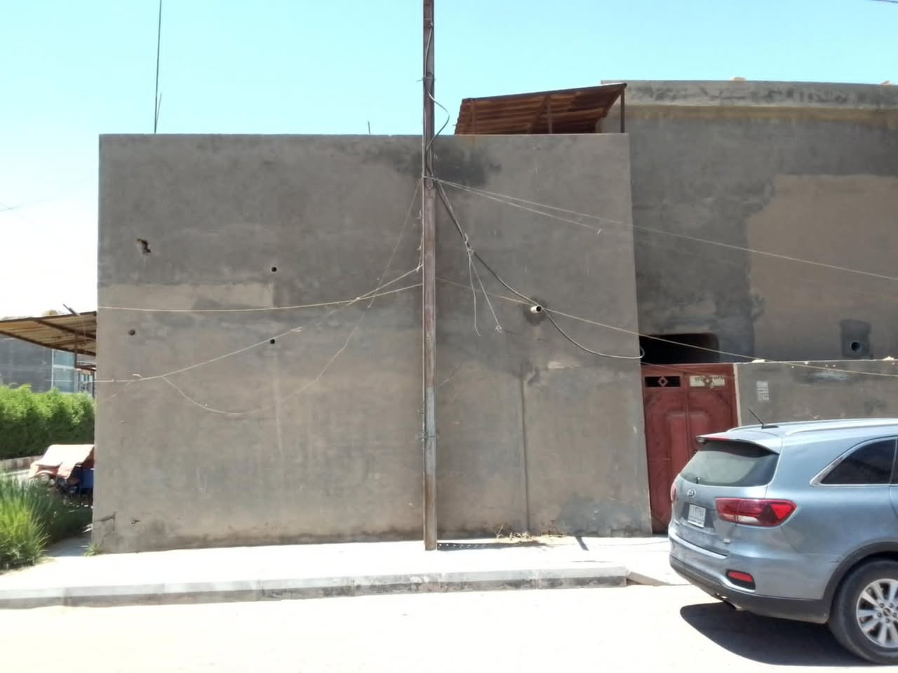 السلام عليكم 
للبيع بيت في حي العمال مقابل صيدلية ...
ألمساحه واقع ألحال 200 متر مربع ,,
يحتوي على 3 مشتملات عائليه بكامل ألملحقات ,,
للساده ألراغبين بألشراء التواصل مع مكتب الركن ألذهبي على ألأرقام ألتاليه :
***********   ---   ***********
