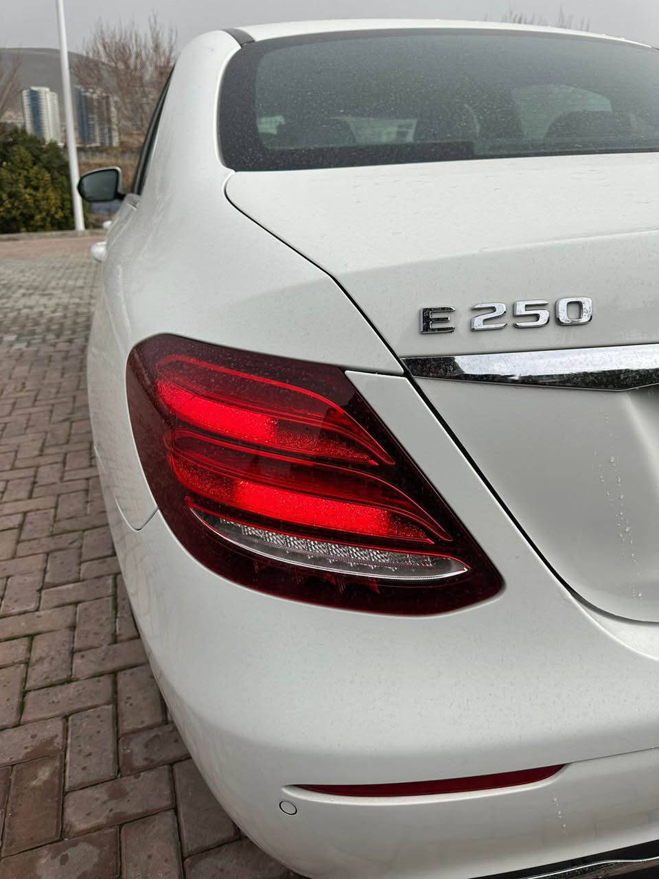 Mercedes Benz E250 نمونە لە جوانی 
وارد ئەڵمانی زەمان ٢ سویچ 
بێ بۆیاخ - یەک پارچەی گۆڕاوە بە شەریکە ٢ پەڵەی بچوک ساردی هەیە 
٨٤ مایل ڕۆیشتووە 
گێڕ و مەکینەی نەکراوەتەوە بەشەرت کامل سێرڤس کراوە بێ مەسرەفە 
سلێمانی ناوشار 
ژمارەی خاوەنی :*********** 
نرخ: ٢٥٥$ و معامەلە السليمانية, العراق
