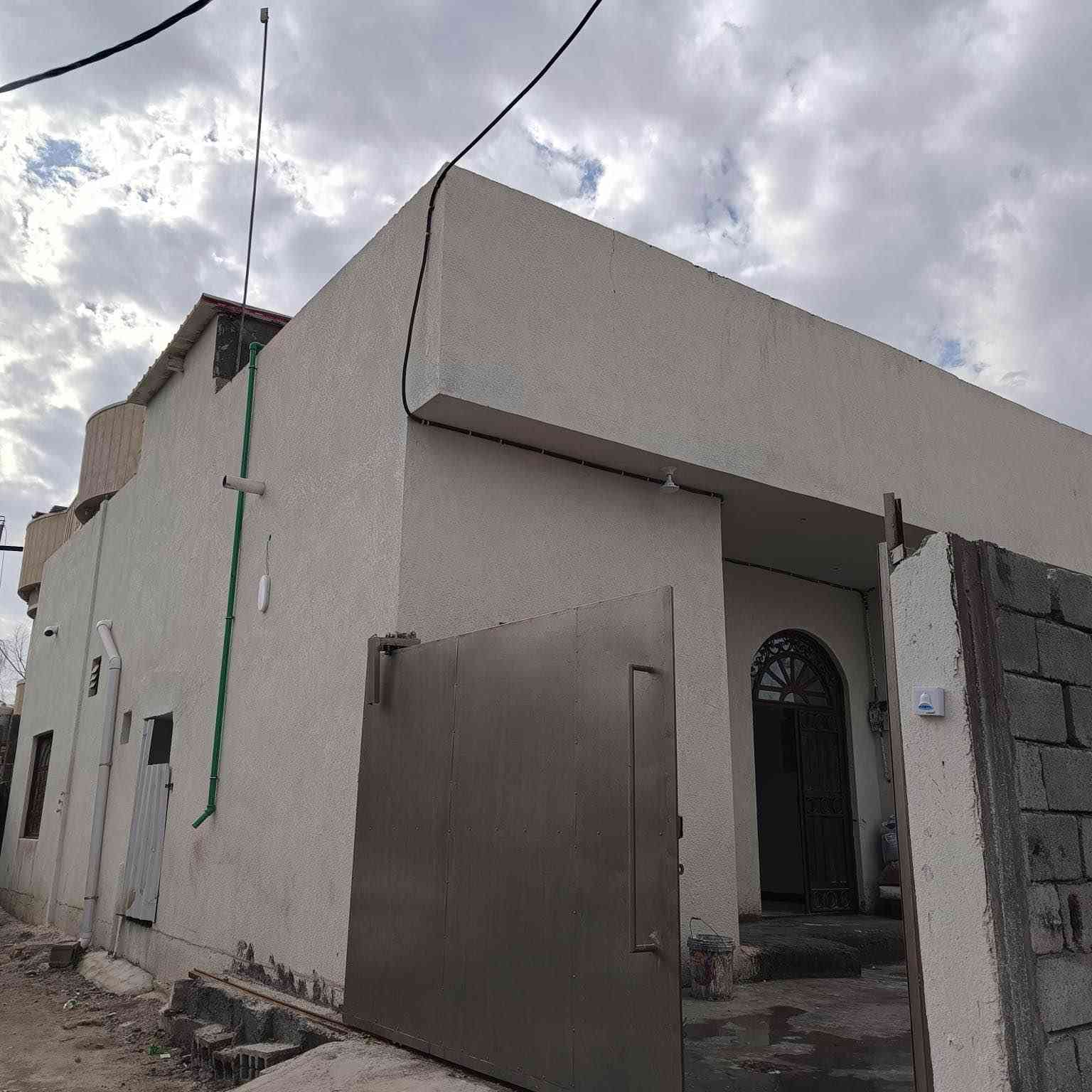 بيت بناء جديد للاجار طابق ارضي في منطقة حمدان الرومية  📌📌
 
يحتوي على 3 غرف منام مساحات واسعه +مطبخ+ديوان + صالة+حمامات  
+ البيت يحتوي على كراج كبير يسع سيارتين وايضاً يحتوي على حديقه .البيت مجهز للسكن من كل شئ خزان ماء اساله وخزان ماء حلو وماطور تصعيد ماي مع بوستر واضويه  وكيزر 
المؤجر يفرش ويكعد  
 سعر الايجار 525
*  جميع الخدمات يمها من مستوصف ومطعم ومخبز وفرن و مدراس وجامع وحسينيه
للاستفسار عن القياسات والامور الاخرى اتصال على الرقم او تواصل على الواتساب
***********
0786376217 البصرة, العراق
