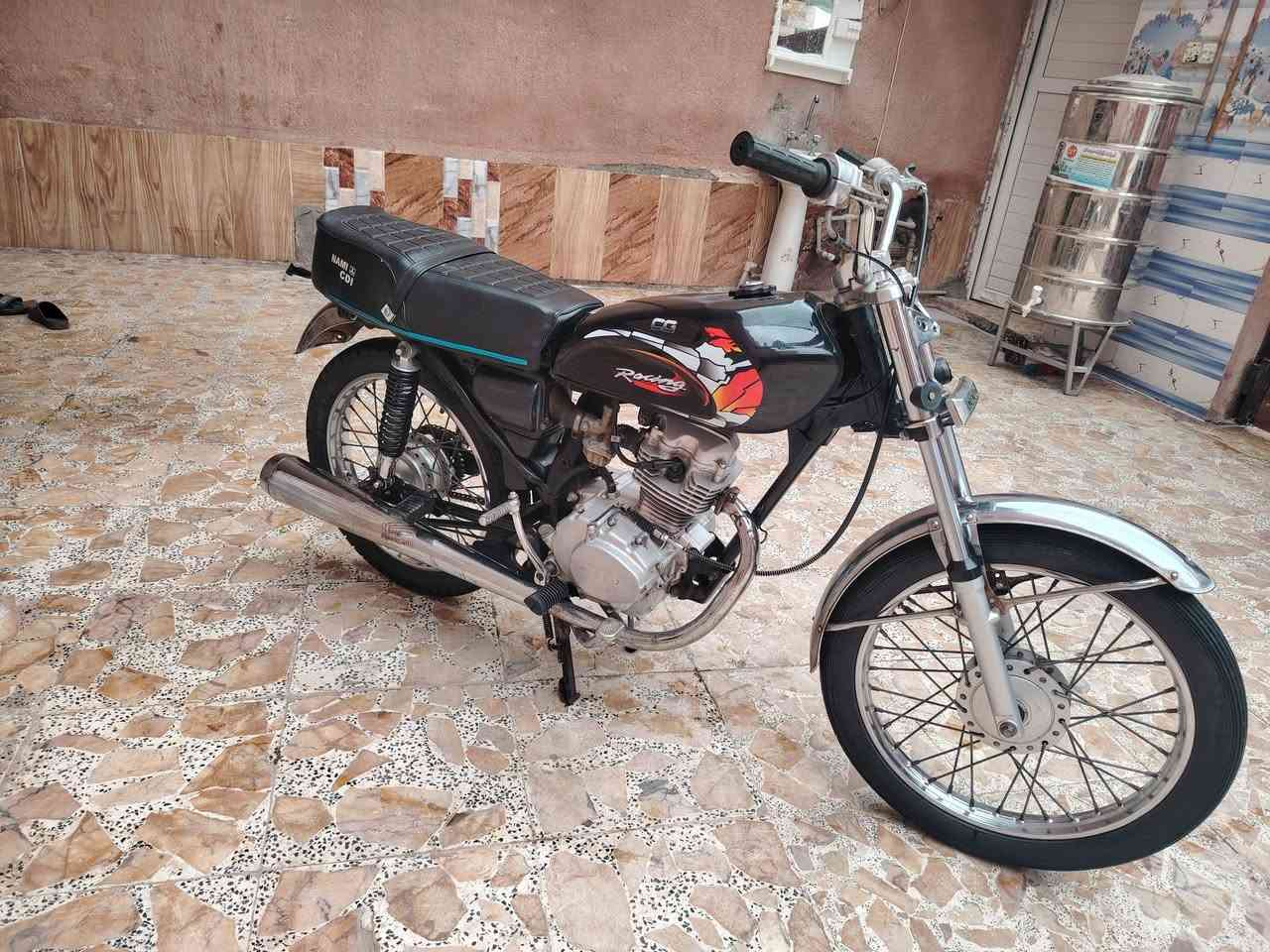 سلام عليكم دراجه يراني بدون وراق البيع مكينه مفتوح بيه بس والفات صوته ناعم  وسعره 450 وبيه مجال ورجان مو شراي لا يكسر سعره مكاني مغربه ***********
