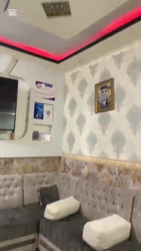 بيت بلدية ماشين بمعاملته طابق ونص مساحته ١٥٠ متر بيه بلطابق الاول غرفة ومطبخ وموزع وصالة واستقبال وصحيات والطابق الثاني غرفتين وصالة وحمام 

المكان الزبير حي الاسرة 
الرقم ***********
