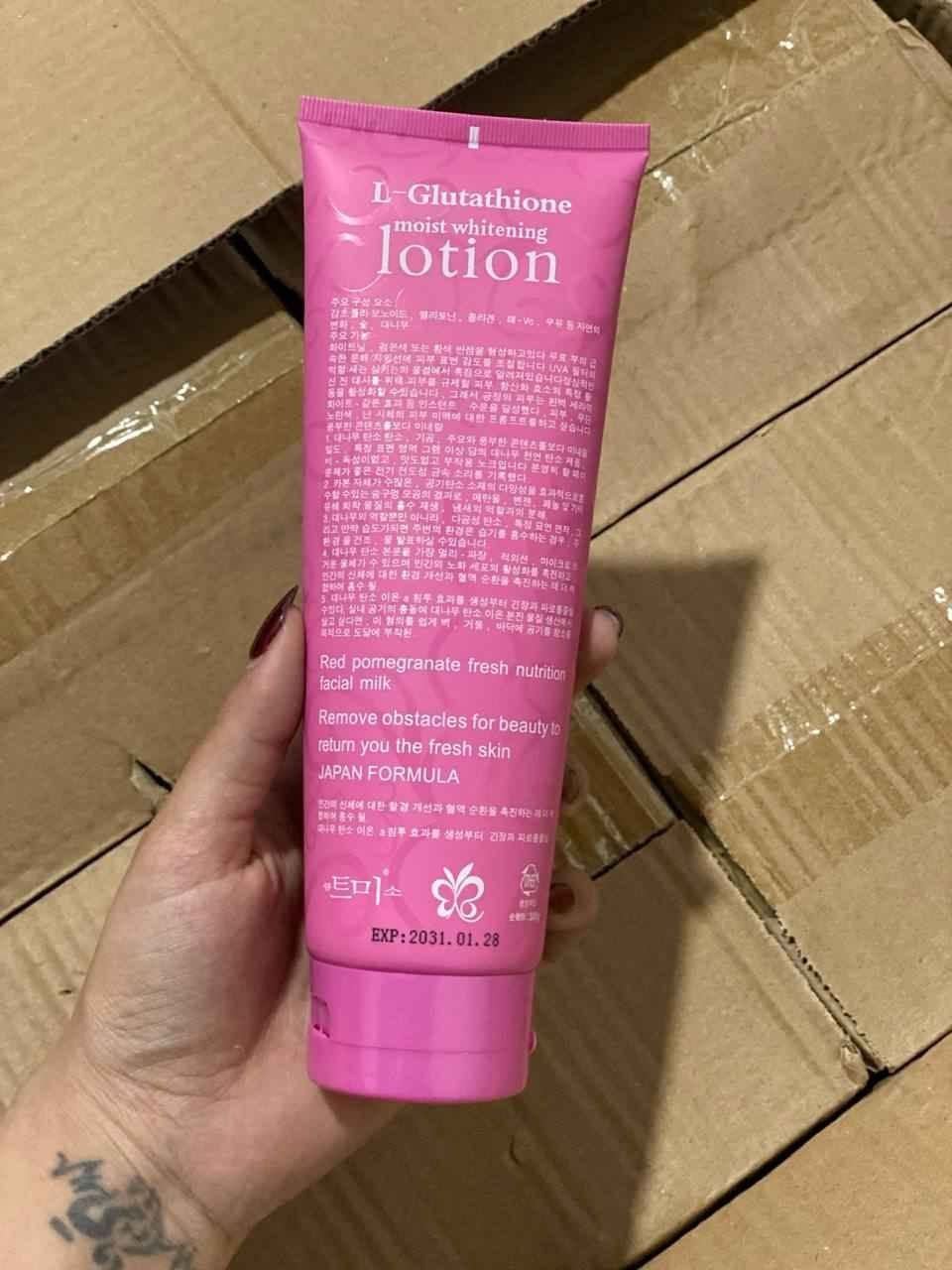 رجع اتوفررررر💃💃💃💃
🌸 لوشن هلو كاتي الياباني🇯🇵
# Hello Kitty 🌸

🌸 كريم هلو كاتي مبيض ومرطب فوري ودائمي للبشره ومرطب بالجلوتاثيون وبي بنسبة حماية من الشمس 70spf 🌞
🌸 يناسب كل انواع البشره و يرطب بشكل عميق ✨
يستخدم للجسم و الوجه و ينطي نضاره واشراقه 
بنات بياضة رهيبب والاحلى مايبقع او يجلح الجسم☺️

🌸 مجرد تخلي ع البشرة او الوجه او الجسم او المناطق الحساسة يرطب ويبيض بنفس الوكت  يدوم يوم كامل واكثر 

🌸 مبيض البشرة االمذهل من هلو كاتي  خلال لحظات ستلاحظين فرق وبياض كأنه طبيعي. غير لامع ولا يكون طبقه ظاهرة وإنما يتلامس برونق وجمال مع البشرة  يستخدم للوجه والرقبه والجسم والايدي والارجل كريم هلو كاتي 
يمنحك كل الخواص المميزه التي ترغب كل فتاة بالحصول عليها.....

#الاصلي المنشأ ياباني🇯🇵💯

🚘يوجد خدمة توصيل لجميع محافظات العراق ٤ الاف Singapore


**إذا كنت صاحب هذا الإعلان وتريد حذفه لأي سبب، رجاءا أرسل رسالة إلى الدعم الفني**