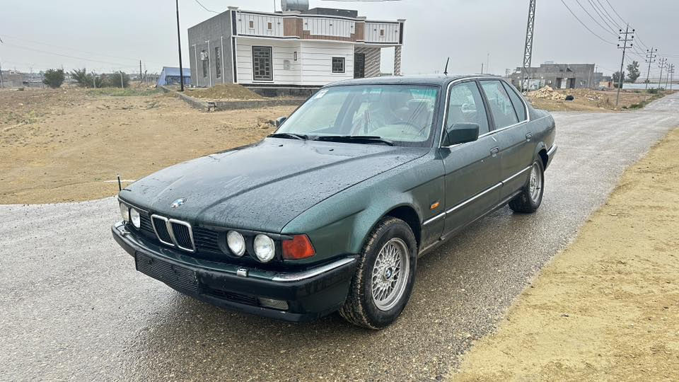 Bmw 730 موديل92
السياره محركها حلو وزينه كاعده بس بيها البك واكف يرادلها دعافيس شوي  السيارة بأسمي ورقمها الماني دولي 
سعرها 40 
وللأستفسار اكثر  على الرقم ***********
