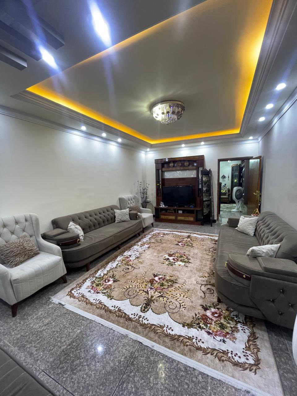 السلام عليكم
دار للبيع 
المساحة ١٥٠ الواجهة ٧.٥

الطابق الاول صالة،مطبخ،هول داخلي، غرفة نوم ، صحيات، منور عدد ٢
الطابق الثاني غرفة نوم عدد ٢ ، حمام ، غرفة ساندوتش 

السعر 330 

الموقع 📍حي الجهاد ديوان المخابرات شارع جامع محمد رسول الله
للتواصل 
0781 615 1925
