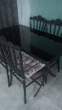 ميز طعام • ٤ كراسي • نضيف جدا