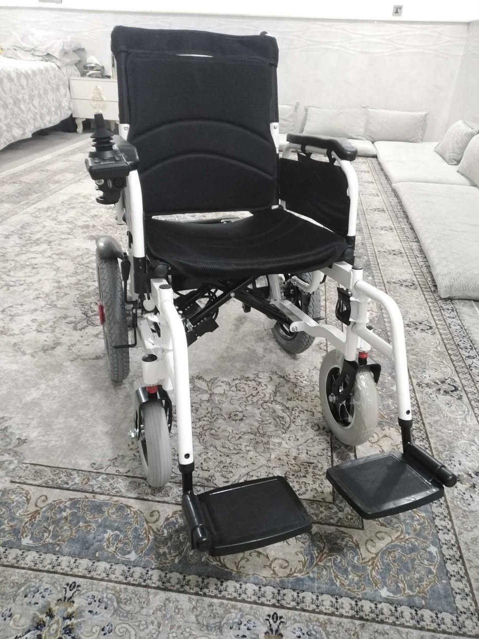 المنتج في الصورة هو كرسي متحرك شحن من طراز FINASSAN. 
يتميز الكرسي بكونه سهل الاستخدام، حيث يمتلك واجهة تحكم بسيطة.
يمكن طي الكرسي بسهولة، مما يجعله مناسبًا للتخزين والسفر.
يحتوي على محرك مزدوج عالي الكفاءة، مع إمكانية التبديل بين الوضع اليدوي والكهربائي.
يتميز بفرامل كهرومغناطيسية ذكية وبطارية ليثيوم متينة.
ت / *********** دهوك, العراق
