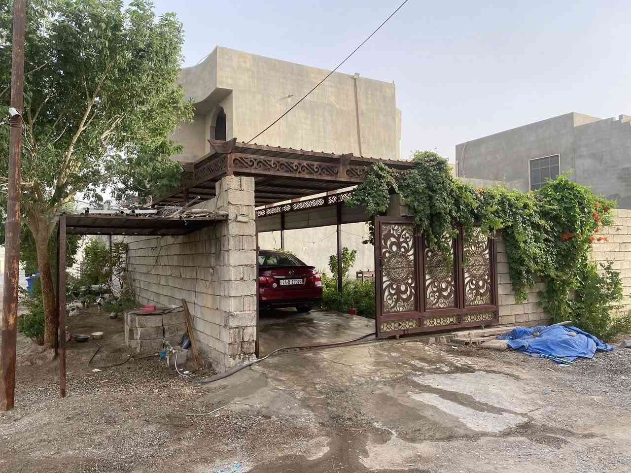 السلام عليكم منزل للبيع المساحه الكليه460متر  البناء 230 طابقين بناء درجه اولى مع قطعه ركن حديقه 230 متر  المطبخ مع البيت كامل يباع رقم الهاتف *********** الموقع خلف المطحنه قرب ديوان الشيخ عبد الزبن  السعر 100 مليون
