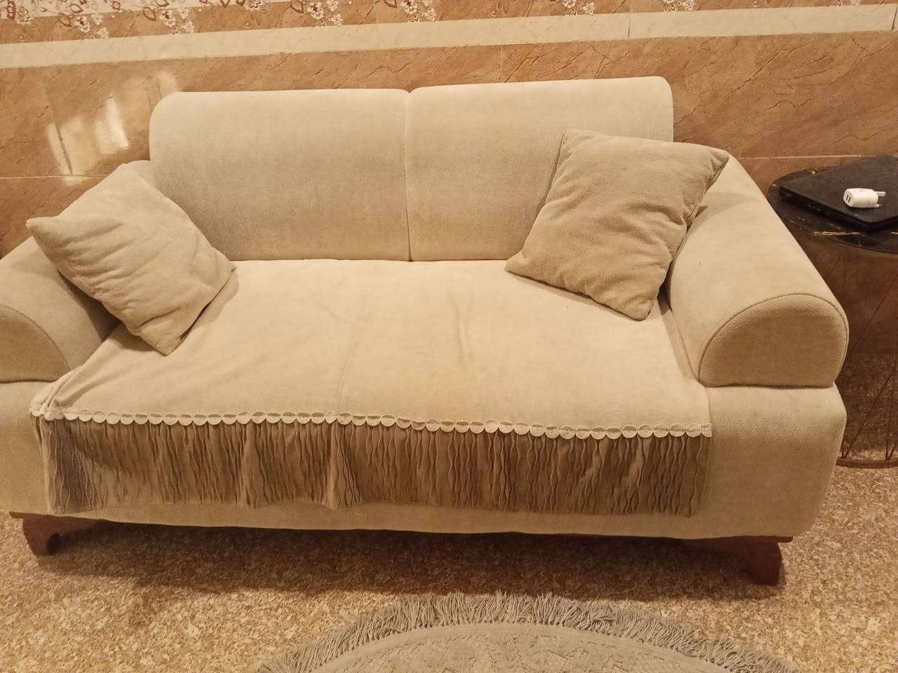 غرفه 350 ميز طعام 150ميز بلازمه 100تخم 10مقاعد 600كلهم بيهم مجال المكان حي الجهاد***********
