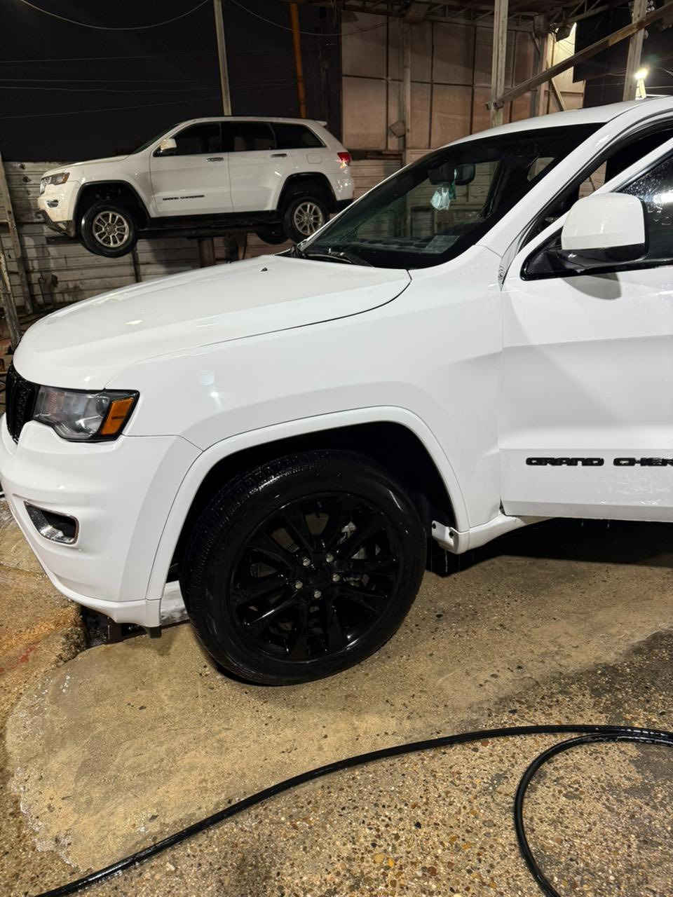 السلام عليكم 

جيب كراند شيروكي 2020 أمريكي 
ضررها (بنيد+جاملغ) حادث خفيف وبسيط 
مواصفات لمتدد فئه بلاك توب كشنات جلد. شاشه كبيره. فتحه. كاميرا. رادار امامي. كشنات كهربائي. تبريد تدفئه كشنات. صندوق كهربائي رقم بغداد 
بأسمي شخصياً تحويل ثاني يوم 
السعر 240 ورقه وبيها مجال بسيط حك لجيه 
مكان لسياره بغداد 
للأستفسار ***********
السياره جديده كلش ربع متصرف عليها 
أدامه كامله جديده
