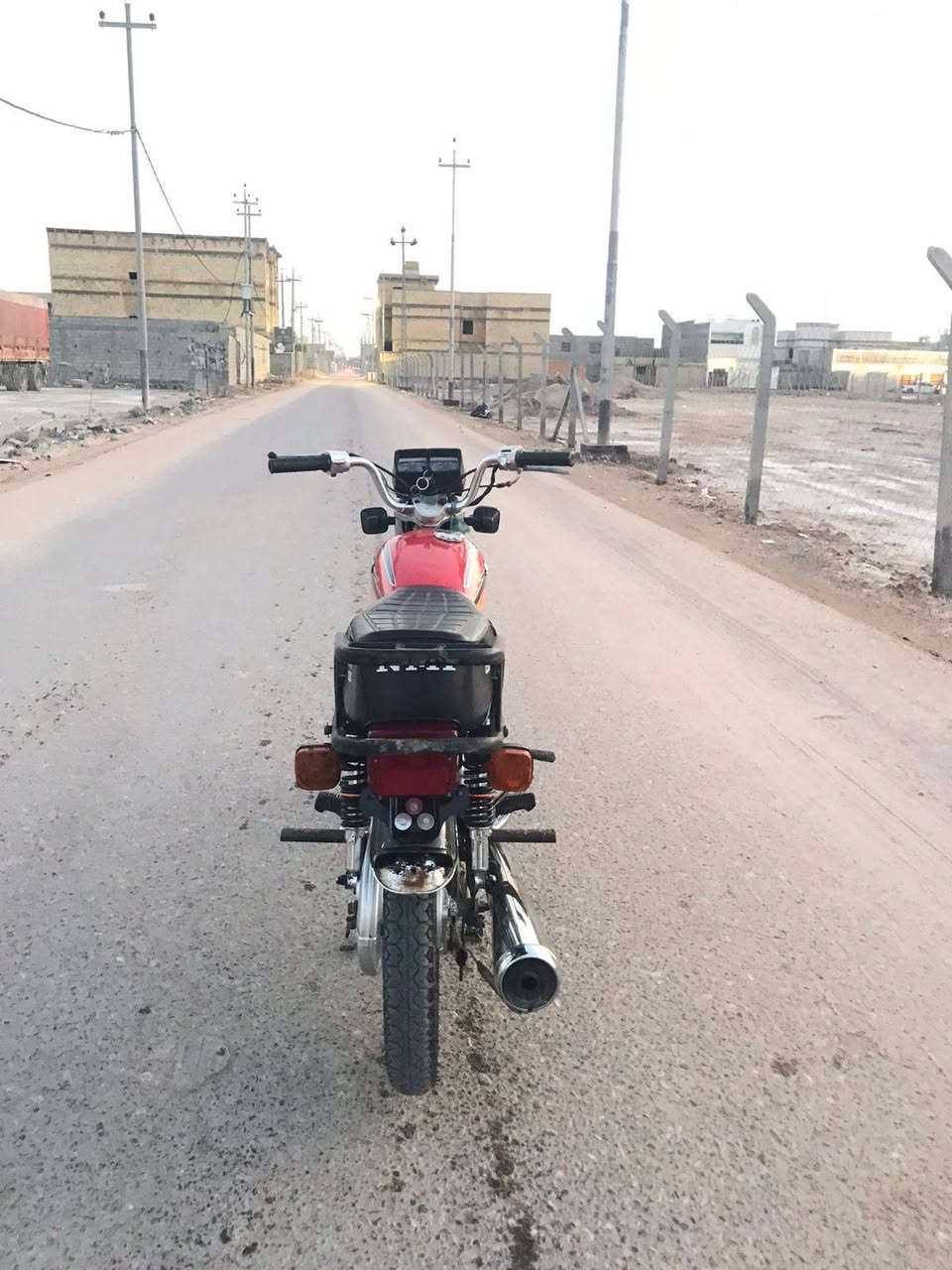 السلام عليكم 
اخوان تعميره فقط غراض للبيع بدون شاصي الغراض كله نامه اصلي ما عده المكينه برفاز وبيه خيط تبخير السعر 350وبيه مجال مكاني تنومه صالحيه التواصل واتساب بس ***********
