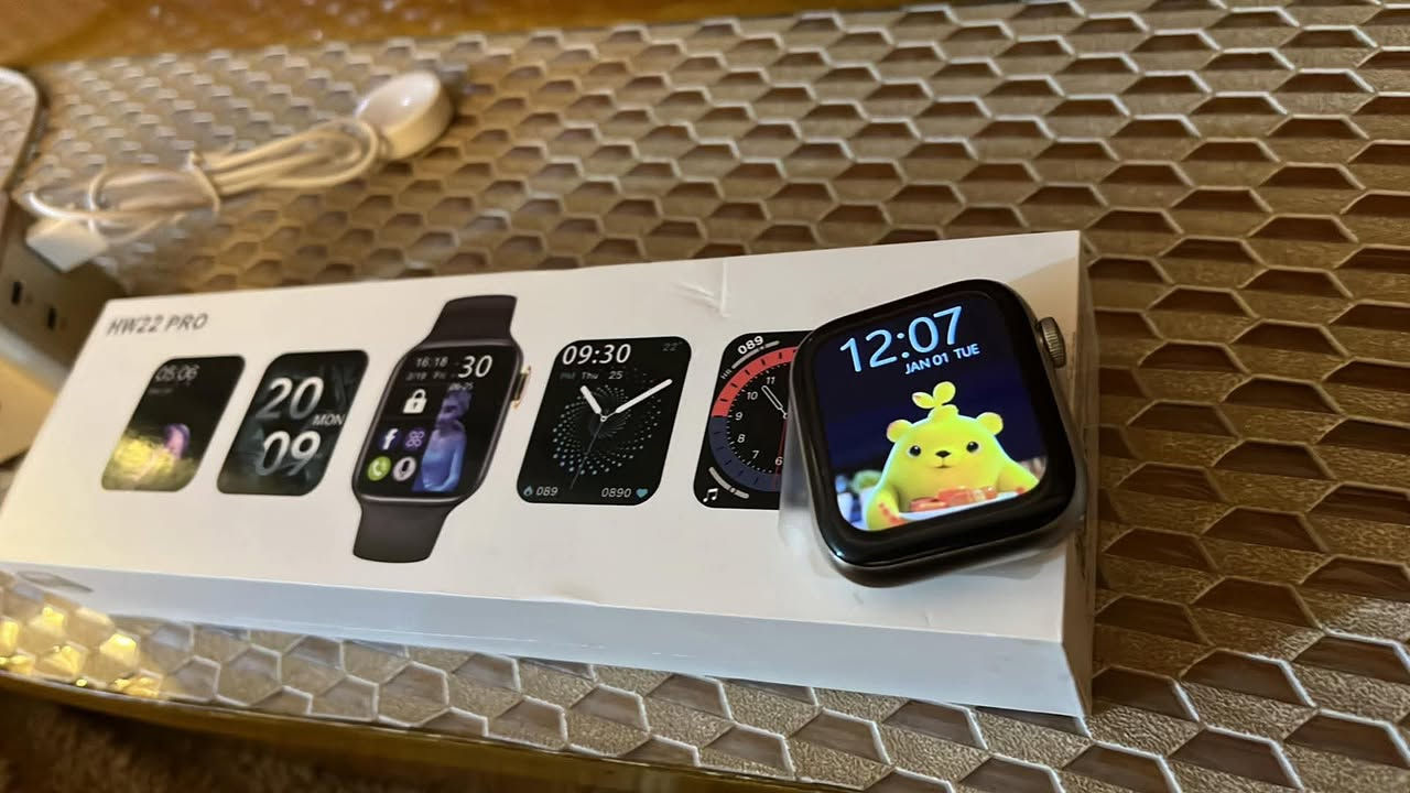 كوالتي جداً عالي وسعر مناسب 🔥 عرض قوي ومميز 🔥
⌚ ساعة ذكية HW22 Pro – تصميم فاخر وإمكانيات متكاملة  

✨ المواصفات:  
🔹 شاشة كبيرة 1.75 إنش HD بدقة عالية ولمس كامل  
🔹 تصميم أنيق مشابه لأشهر الساعات العالمية  
🔹 هيكل معدني فاخر + زجاج منحني 2.5D  

⚙️ الأداء والاتصال:  
🔹 يدعم الاتصال عبر البلوتوث (إجراء واستقبال المكالمات) 📞  
🔹 إشعارات كاملة (واتساب – فيسبوك – رسائل) 🔔  
🔹 متوافق مع Android و iPhone  
🔹 تحكم بالموسيقى والكاميرا 🎵📷  

❤️ المزايا الصحية:  
🔹 قياس نبض القلب  
🔹 قياس ضغط الدم  
🔹 قياس نسبة الأوكسجين  
🔹 تتبع النوم والنشاط اليومي  

🏃‍♂️ الرياضة:  
🔹 أوضاع رياضية متعددة (مشي – جري – دراجة وغيرها)  
🔹 عداد خطوات وسعرات حرارية  

🔋 البطارية:  
🔹 تدوم من 3 إلى 7 أيام  
🔹 شحن لاسلكي سريع ⚡  

💧 مقاومة الماء:  
🔹 معيار IP67 (مقاومة للماء والغبار)  

🎨 مميزات إضافية:  
🔹 تغيير خلفيات الساعة  
🔹 ميكروفون وسماعة مدمجة  
🔹 العثور على الهاتف  
🔹 قفل بكلمة مرور  

📦 محتويات العلبة:  
✔️ الساعة  
✔️ شاحن لاسلكي    
✔️ دليل استخدام  

🔥 ساعة تجمع الشكل الفخم والسعر المناسب!  
💥 خيار مثالي للاستخدام اليومي أو كهدية مميزة  

📩 للحجز والاستفسار راس


**إذا كنت صاحب هذا الإعلان وتريد حذفه لأي سبب، رجاءا أرسل رسالة إلى الدعم الفني**