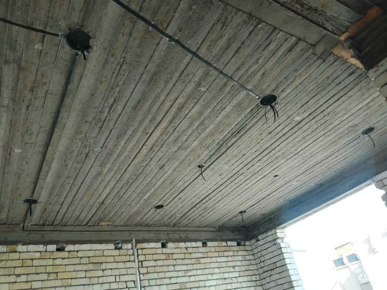 *********** 
اسطة كهربائي اشتغل سعر مناسب و شغل هندسي
