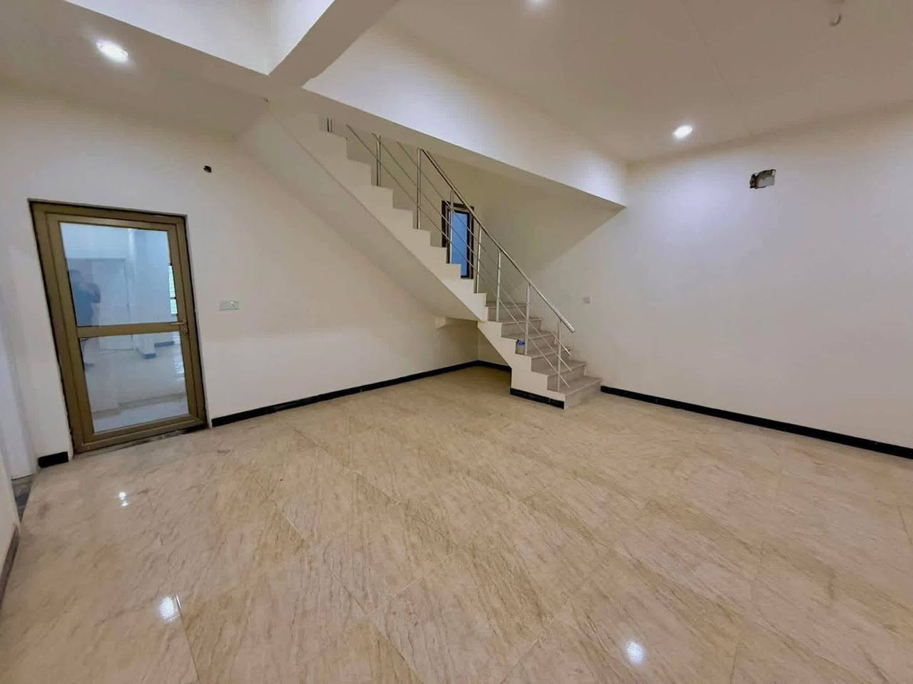 دار للبيع  قرية الغدير 2
مساحه 200متر 
بلوك 17 دار 35
قرب الشارع موقع مميز 
سند حر 
السعر خاص او الاتصال على الرقم 0777 705 6917
