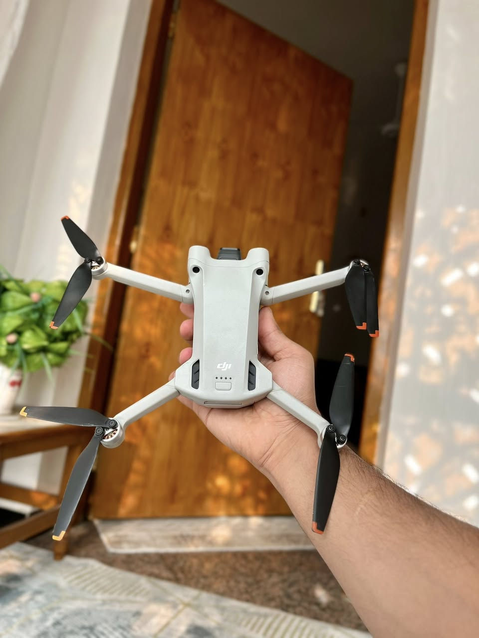 Dji mini 3 pro سمارت
نظافة مثل ماموضح بالصور 
بيها طخه خفيفة

كارتون + بطارية  
السعر ٨٥٠ الف دينار وبيها مجال 
للاستفسار 
***********
