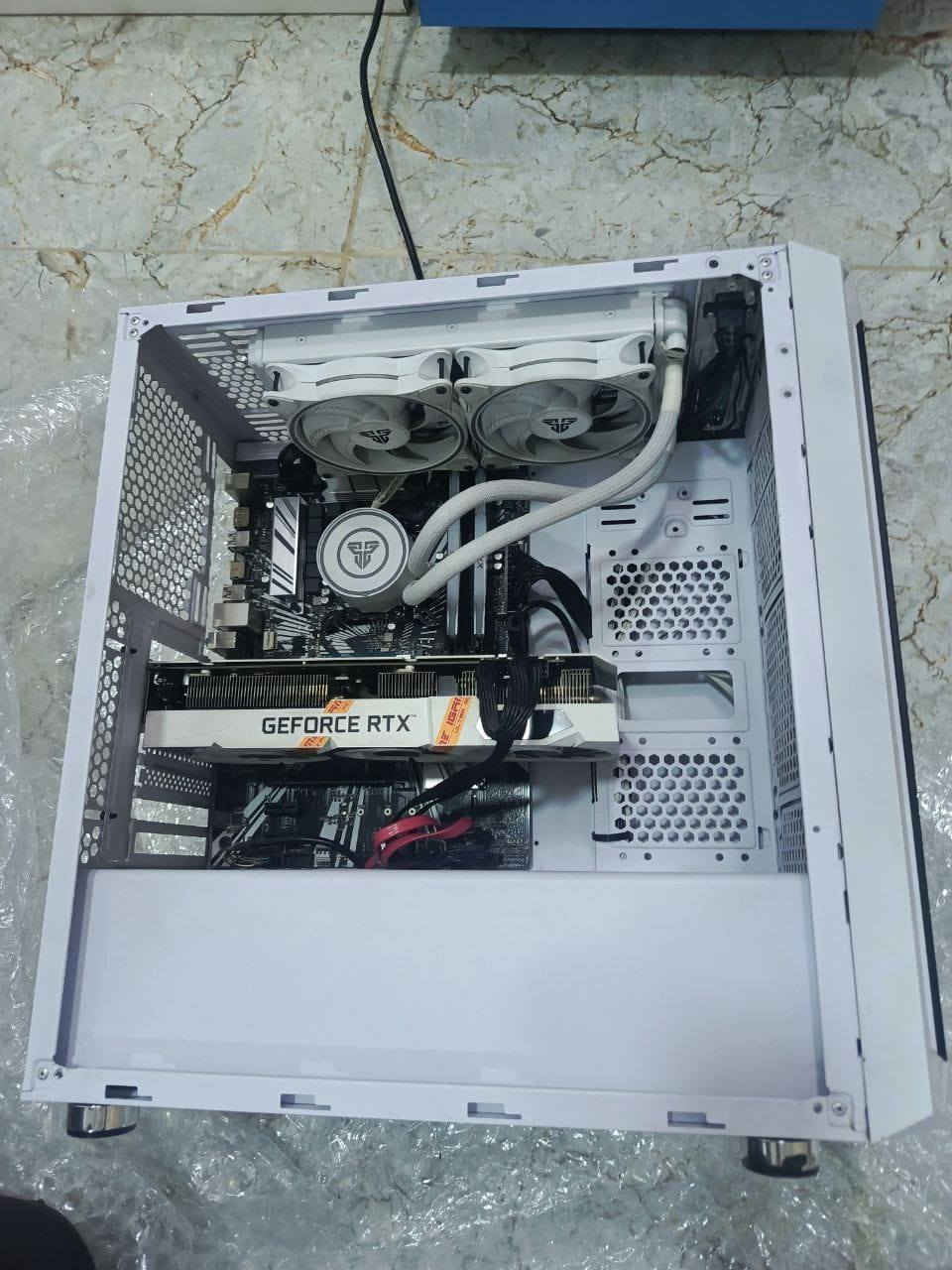 المواصفات:
 • المعالج: Intel Core i7-9700 @ 3.00GHz

 • كرت الشاشة: NVIDIA GeForce RTX 3060 12GB

 • الرام: 16GB DDR4

 • التخزين: SSD NVMe M.2 128GB + HDD 1TB

 • بور سبلاي: 750 واط

 • تبريد مائي AIO 240mm

 • كيس مع إضاءة RGB

⚡️ الجهاز اخو الجديد
مكان ناصريه مركز 
سعر 900 
***********
