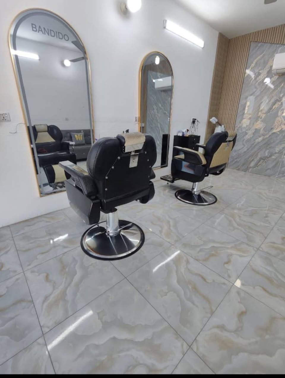 سلام عليكم شباب مرايه للبيع عدد 2 مع ميز عدد 2 سعر 350 قفلل اليعجبه يراسل *********** مكان بغداد
