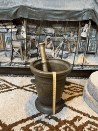 هاون بغدادي قديم ابو التراجي ارتفاع ٢٢ونص وزن ١١ ونص 
***********
