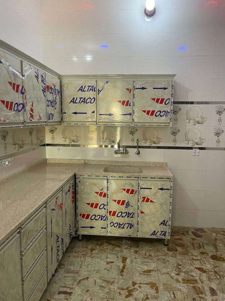 السلام عليكم مشتمل للبيع  ٥٠ م٢ واجهة ٥ نزال ١٠  طابو صرف سكني استقبال  ومطبخ وغرفتين نوم وحمام طابق ارض وحمام طابق ثاني وتواليت خارجيه الشعب منطقة الثعالبة  ال٧٠٠٠  رقم القطعة ٧٩٩٧ السعر ٨٥ مليون وبيه مجال قليل   الاتصال على الرقم ***********
