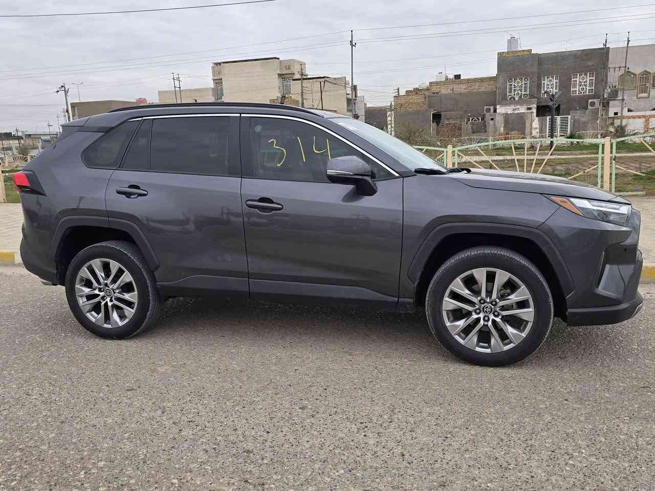 ‏Toyota RAV4 
2023 XLE primeom
***********
تويوتا راف فور XLE  بريميوم
موديل 2023
ماشية 18 الف   
السعر 185 وبيها مجال 
الحادث بنيد و جاملغ ايمن  مبدل الجاملغ الايسر ربع صبغ

حجم المحرك 4 سلندر 
المواصفات :
بصمة ابواب
بصمة تشغيل
الشاشة الجبيره 
تحديد مسار 
رادار أمامي(تحديد مسار)
رادار جانبي (نقاط عمياء) على المري 
رادار خلفي(التحذير من الاصطدام)
تحكم وضعيات القيادة Drive Modes 
ابل كار بلي بلوتوث بدون وياير
اوتو ستارت (Auto start)
اوتو ستوب(Auto Stop)
هاند بريك بصمة
اوتو هولد(Auto Hold) 
تحكم وضعيات القيادة,ECO,NORMAL,SPORT  
مانع انزلاق 
تحكمات استيرن 
وبقية المواصفات المعروفة
***********
