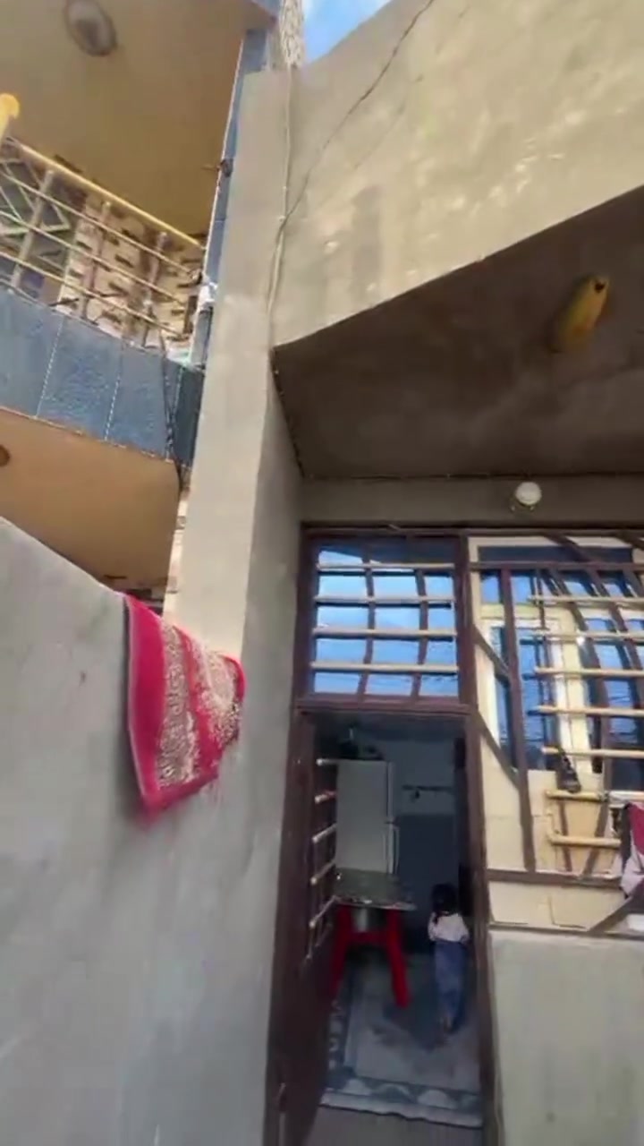 دار للبيع المساحه 100 مربعه على ساحه مباشره كافه الخدمات سنه البناء حديث طابور كونكريت مسلح يتكون من غرفه منام صاله واستقبال موقعه الامن الداخلي منطقه ال 22 على ساحه مباشره ملاحظه والاثاث داخل البيت هديه الاستفسار اكثر اتصال على رقم
***********
***********
