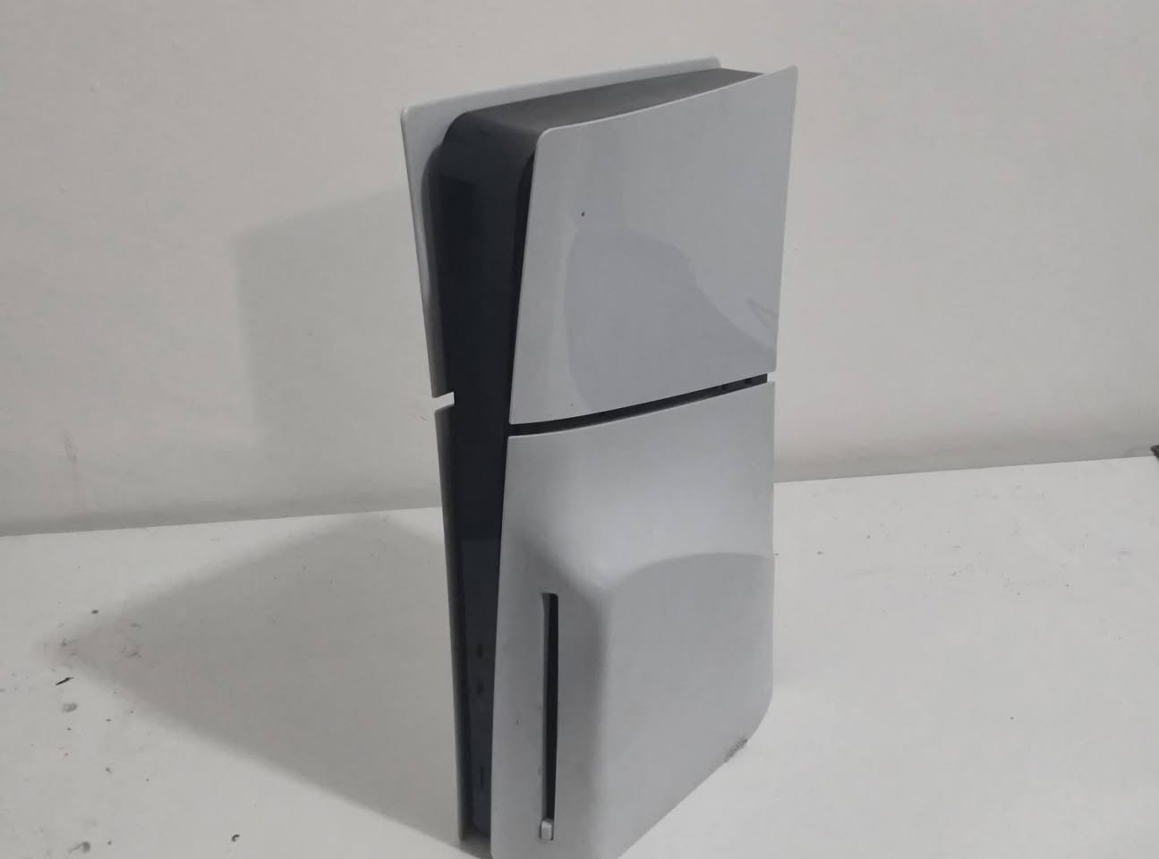 للبيع جهاز PS5 Slim نسخة أقراص (بحالة ممتازة جداً).
الملحقات المتوفرة:

يدتين تحكم أصلية (DualSense) شغالين

كارتونة الجهاز الرسمية مع كامل الكابلات الأصلية (باور + HDMI + شحن اليد) الاصلي.

حالة الجهاز: نظافة خارجية وداخلية 100%، غير مفتوح وغير مصلح نهائياً، أداء هادئ وبدون حرارة.

عنواني: البصرة. 

للاستفسار اكثر، خاص.

السعر: 780 الف


**إذا كنت صاحب هذا الإعلان وتريد حذفه لأي سبب، رجاءا أرسل رسالة إلى الدعم الفني**