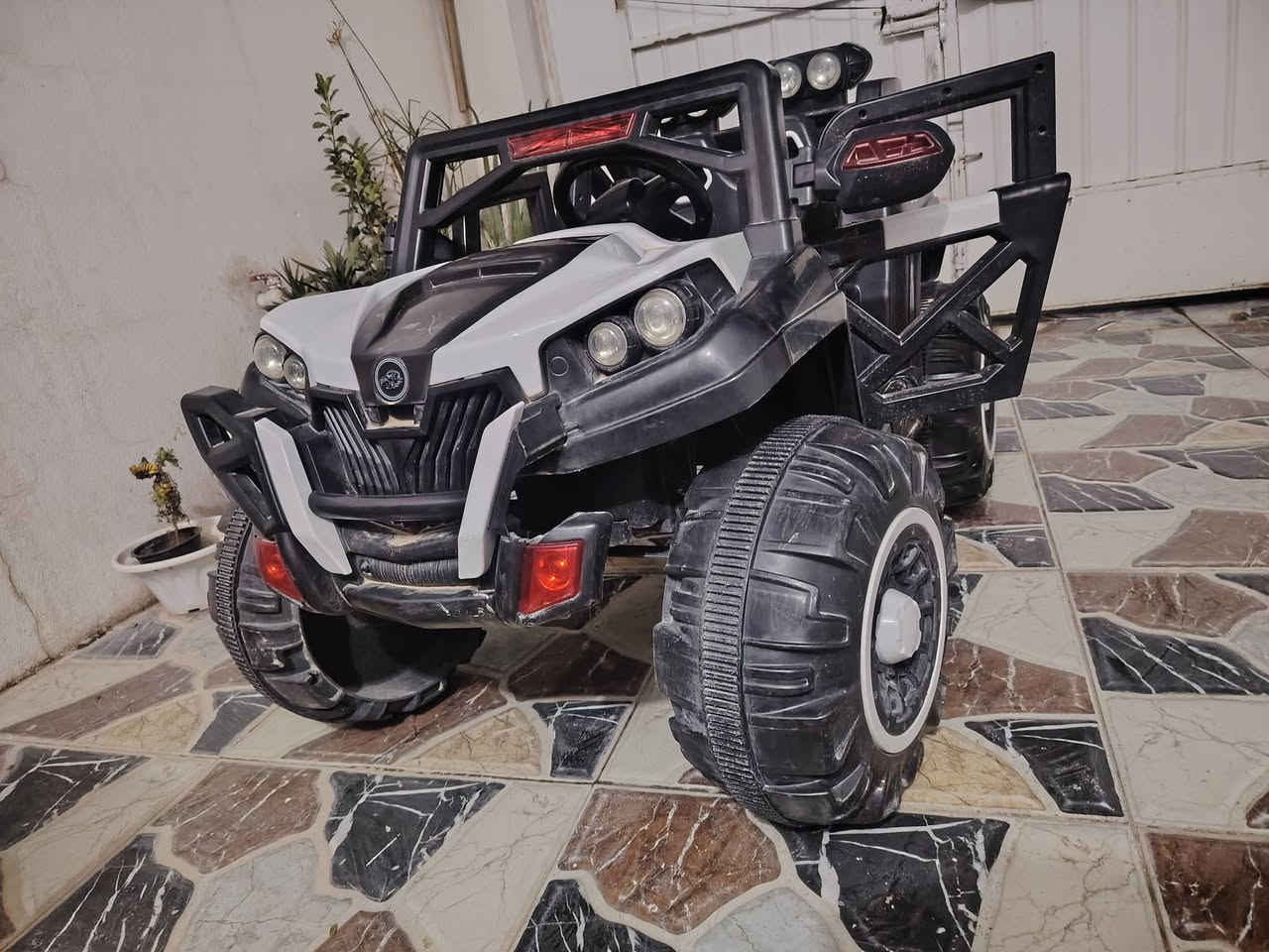 سەیارەی منداڵن حەجم گەورە لۆک لۆکە شکاوی نیە تەنها شەحنی تیانەماوە نرخی 50هەزار و مەعمەلە ماڵ بۆ کەس دانانێم 
شوێن:سـمود ***********
