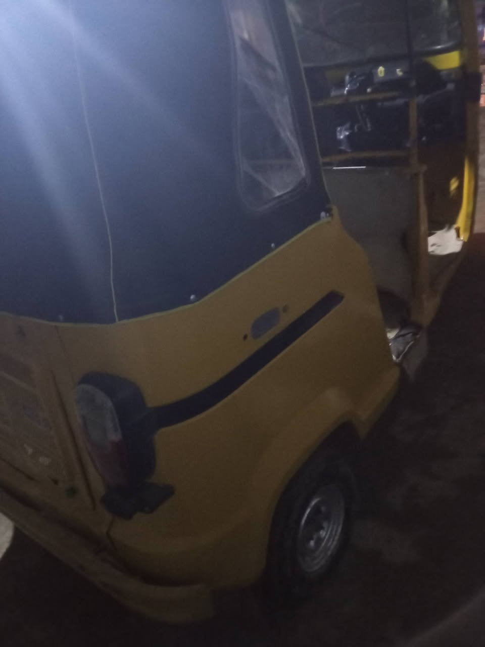 السلام عليكم تكتك موديل 18شهر 11 اوراق كامله محرك جديد تخم تاير دوشمه كهربايات شغاله بدل بيها صفاحيات جدد جاهزه كبل الشارع رايدها 3و500وبيها مجال بصيط العنوان بغداد الدوره ***********
