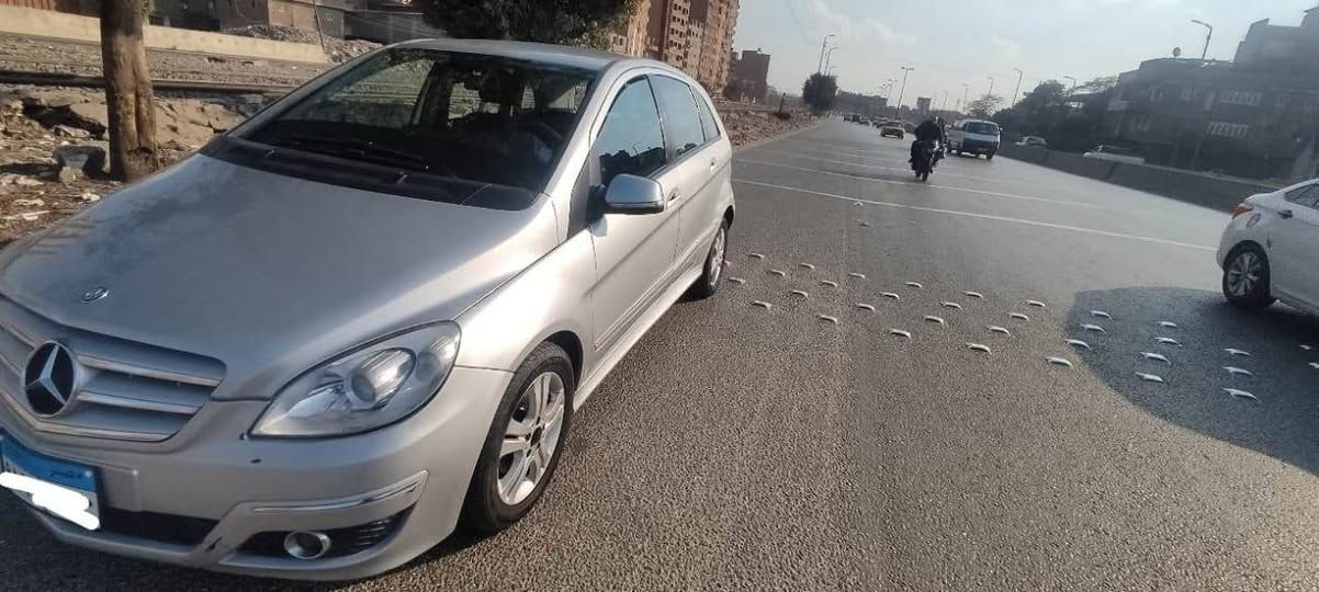 *للبيع مرسيدس B160 2010 - كاملة أوتوماتيك* ⭐عداد179
*موفرة بنزين - صيانات توكيل - فابريكا*

*تفاصيل السيارة:*
- *الموديل*: مرسيدس B160 2010
- *الموتور*: 1500cc موفر جداً في البنزين
- *الفتيس*: أوتوماتيك
- *الحالة*: فابريكا 
    - رشة اكصدامين للتجديد فقط 
    - بعض المرمات في الكبوت والجنب اليمين فقط
- *الصيانات*: صيانات توكيل بالفواتير
- *الرخصة*: سنة + فحص سنتين
- *المرور*: المنوفية
- *المعاينة*: معاينه المنوفيه او الجيزه الكيت كات بالتنسيق

*الكماليات:*
- طارة مالتي 
- تكييف 
- مرايات ضم 
- بدون فتحة سقف
- لا تحتاج لأي مصاريف نهائي

*السعر:470وفي تفاوض اثناء المعاينه 

*للتواصل*: 01287580701 القاهرة, مصر


**إذا كنت صاحب هذا الإعلان وتريد حذفه لأي سبب، رجاءا أرسل رسالة إلى الدعم الفني**