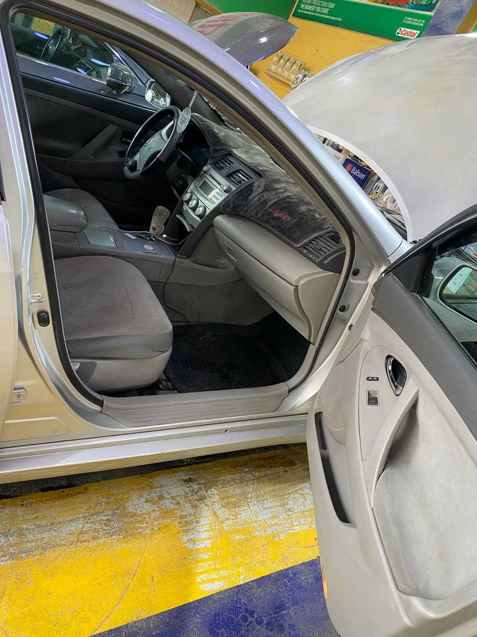 كامري ٢٠١١ رصاصي مواصفات امريكي المعروفه تجي قطعه وحده تبريد ومثبت سرعه محرك ٢.٥ 
بيها قطعتين ( جاملغ + بنيد ) فوك غطاء البانزين شبرين صبغ بيها دواخل بسيط راس الشاصي 
ماباقي كلها كفاله 
دواخل وكهربائيات السياره على وضع البلاد حيل نظيفه 
السياره عليها غرامه تنزل من سعرها بعد الاتفاق 
عارضها ب ٩٨ بيها مجال بسيط
