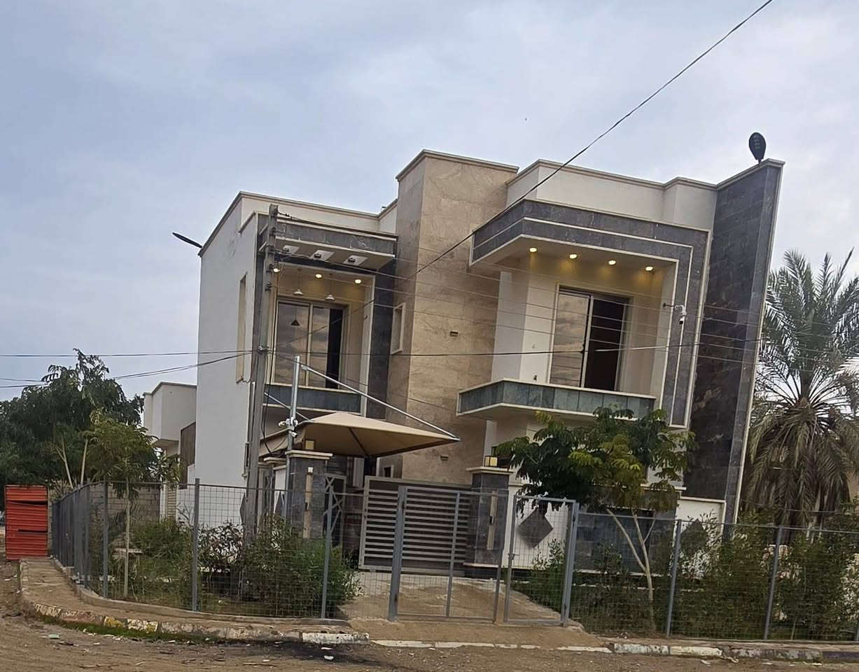 السلام عليكم 
دار للبيع 
مساحة ٢٠٠ متر ركن على شارعين كل شارع عرضه ٢٠ متر 
العنوان بعقوبة كاطون الرازي شارع مركز صحي الرازي 
رقم العقار  2878 مقاطعة 39 
مواصفات الدار 
بناء طابوك جمهوري 
واجهة مرمر 
سيراميك هندي شركة ايتاكا 
نوافذ المنيوم سلايت 
أبواب خارجية تركية قاصة 
نقوش مغربية 
الداخل جص وبورك 
يتكون من طابقين 
الطابق الاول 
استقبال ٦×٤ مع مجموعة صحية خاصة للضيوف 
هول ٥.٥ × ٤ 
مطبخ بارد ٥× ٤ مع مطبخ حار 
غرفتين نوم كل وحدة ٥×٤ 
صالة درج مع مجموعة صحية متكاملة
غرفتين نوم فوك وحدة ٦×٤ مع مجموعة صحية والثانية ٥×٤ كذلك صالة كبيرة ومجموعة صحية ومخزن وسطح اول 
بناء البيت سنة 2023 
ما بيه اي نقص 
للاستفسار اكثر الاتصال على الرقم 
***********
